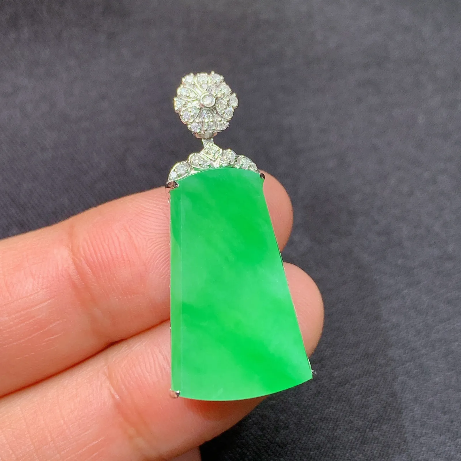 甜绿无事牌吊坠，18k金镶嵌，冰润色阳，种老水足 尺寸32.8*14.8*5.9