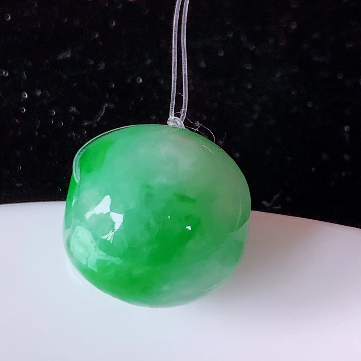 自然光实拍，冰润飘绿翡翠路路通吊坠，寓意时来运转、财源滚滚，款式新颖时尚，日常百搭的款！配图银链#49.11