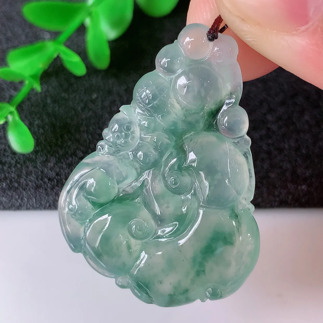 自然光实拍，冰种飘花如意吊坠，翡翠如意，上身效果非常美，饱满大气，工艺美，万事如意，如意一生 #01