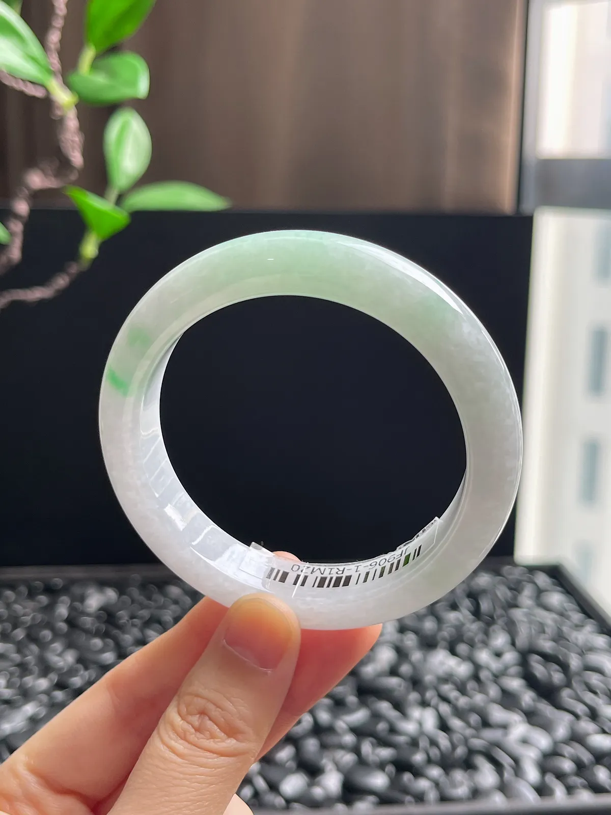 正圈55.8圈口，翡翠糯化种飘绿手镯