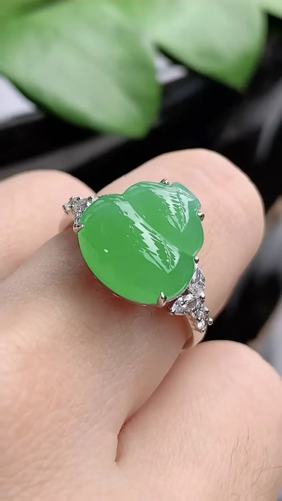 a货翡翠老坑冰种18K金伴钻镶嵌阳绿葫芦戒指 圈口17.7裸石尺寸12×12mm 重量4.73g 1206