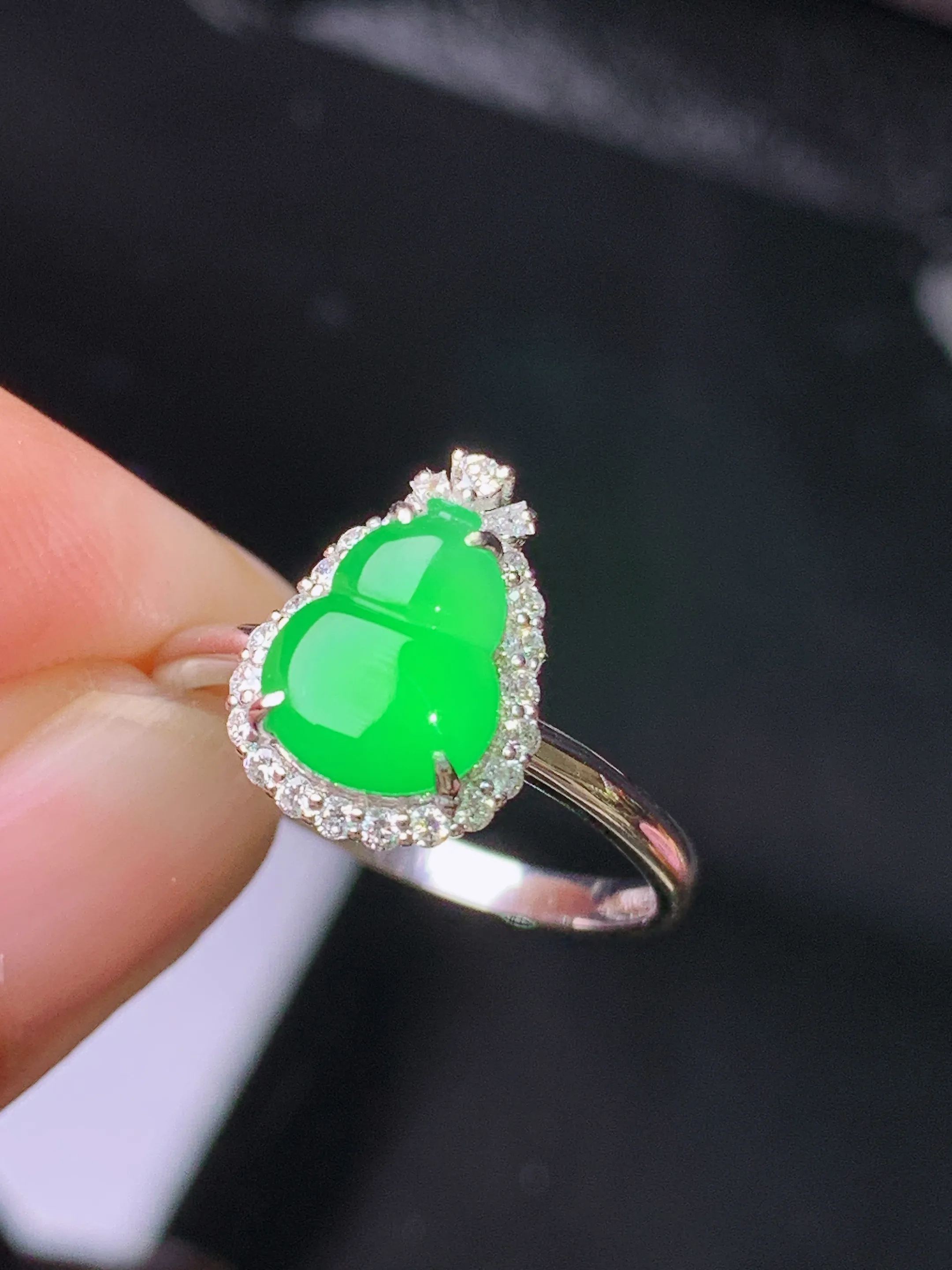 18k金钻镶嵌满绿葫芦戒指 玉质细腻 水润亮眼 色泽艳丽 圈口14 整体尺寸12.5*9.2*6.3
