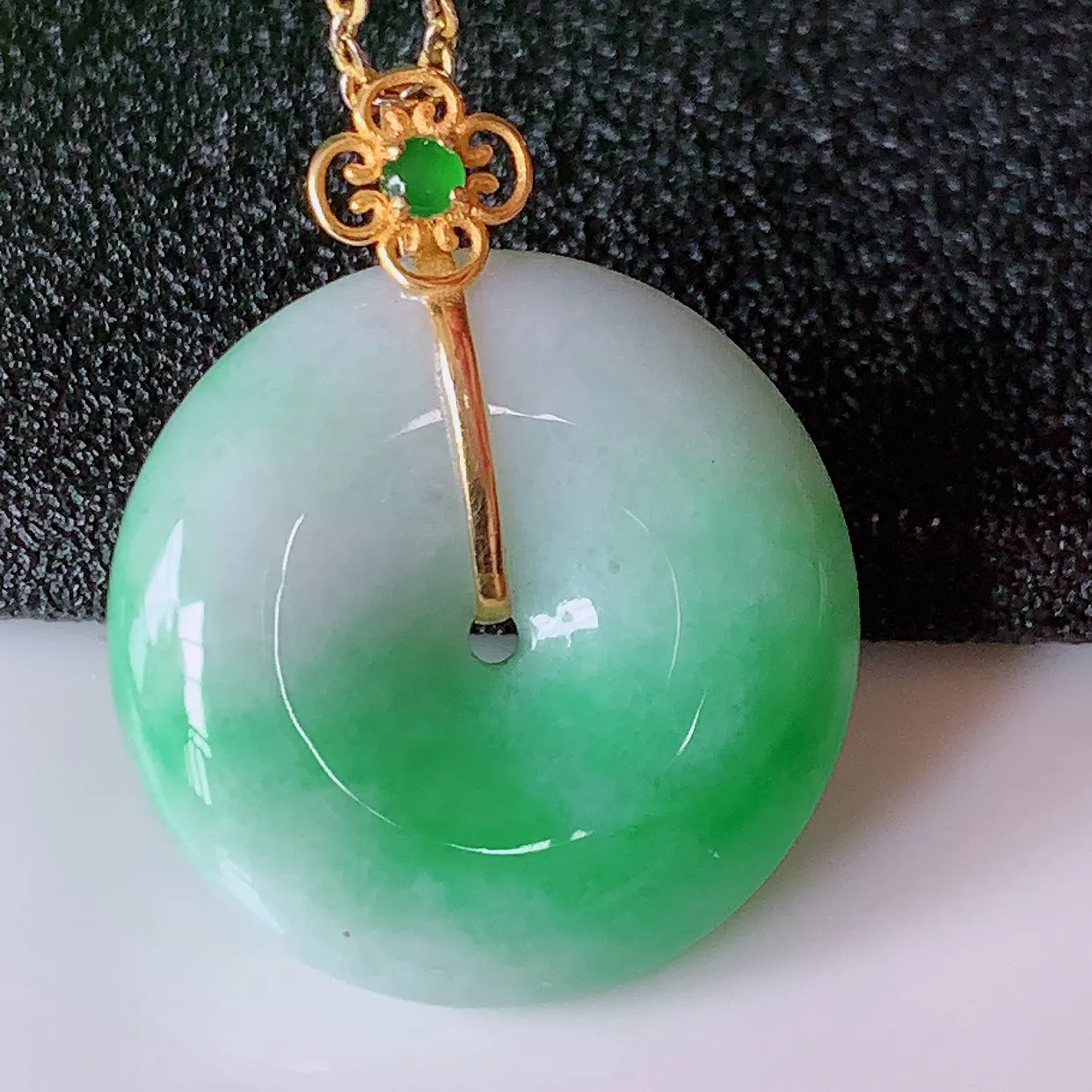 自然光实拍，18K金镶嵌水润飘绿翡翠平安扣吊坠，品相佳，美感十足，寓意平平安安，平安扣佩戴精美时尚！#57.11整体26.5*21.5*6.2裸石21.5*21.5