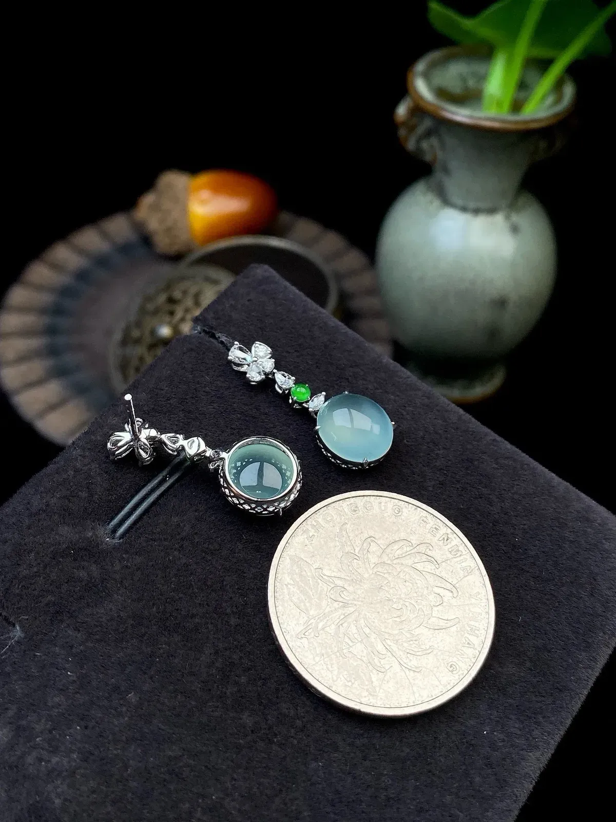 【冰种晴底蛋面耳坠】质地上乘，冰润通透，种老起光，胶感明显。上身效果很不错，18K金钻精美镶嵌，裸石尺寸9.3*8.5*4.2毫米