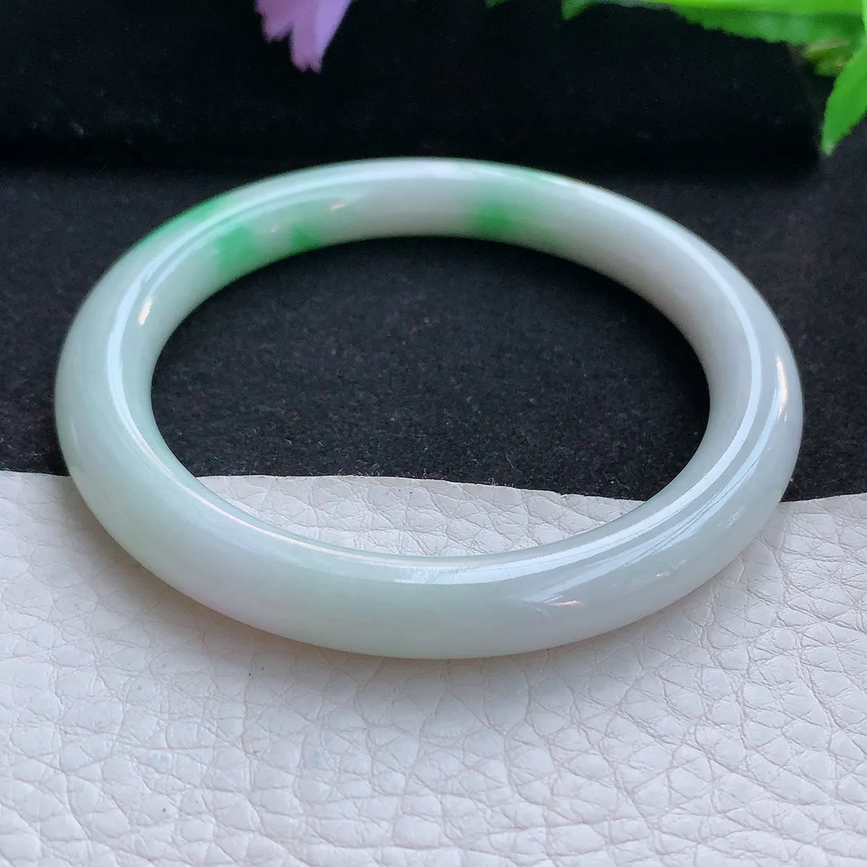 xx自然光56.5*8.5*9美人镯 翡翠a货玉手镯白底青圆条珠宝玉手环