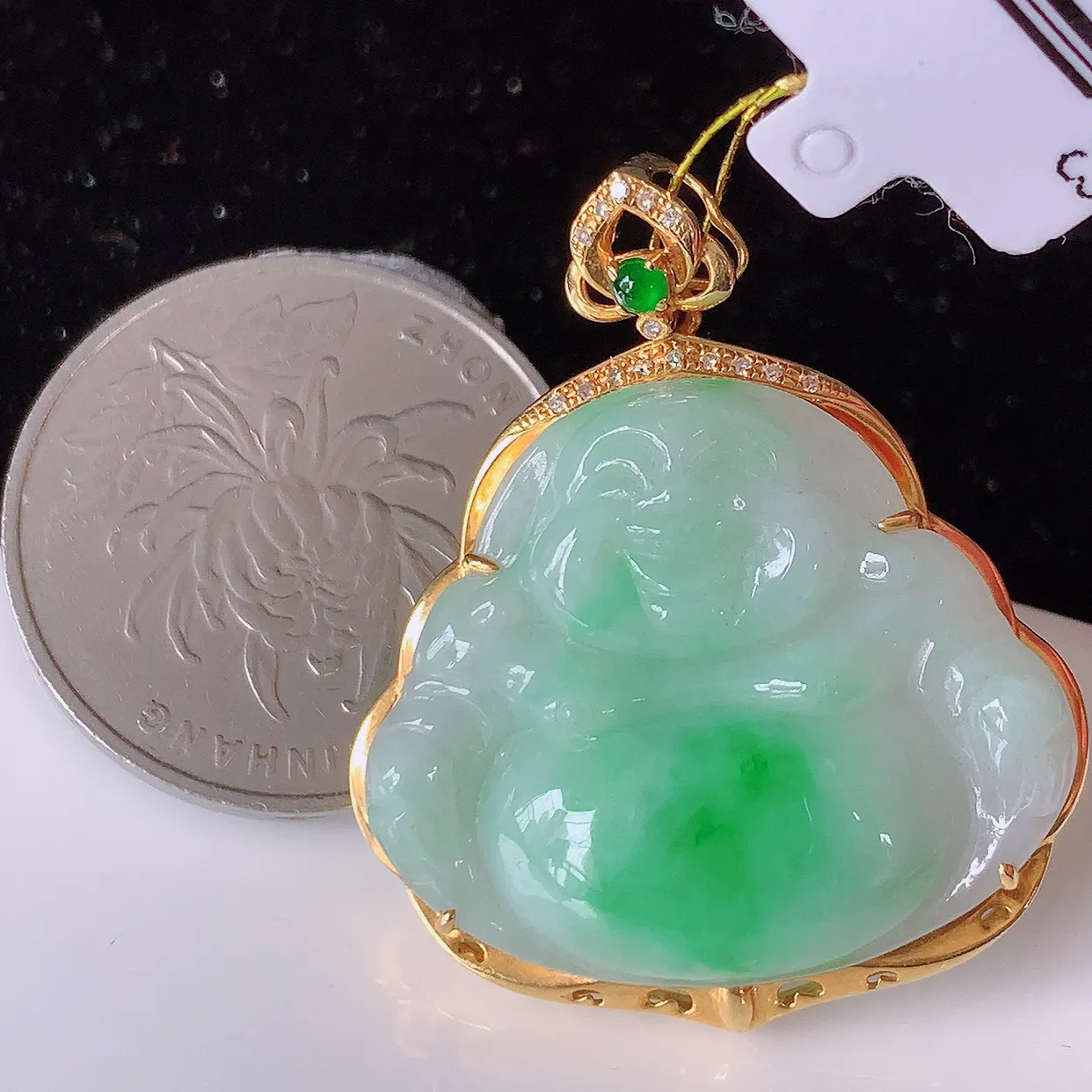 18k金镶嵌飘绿翡翠佛公吊坠，沁人心脾，精致典雅的设计，为佩戴者，增添色彩，送礼自留都是佳品选择！#35.11整体35*29*7.6裸石27.5*23.5