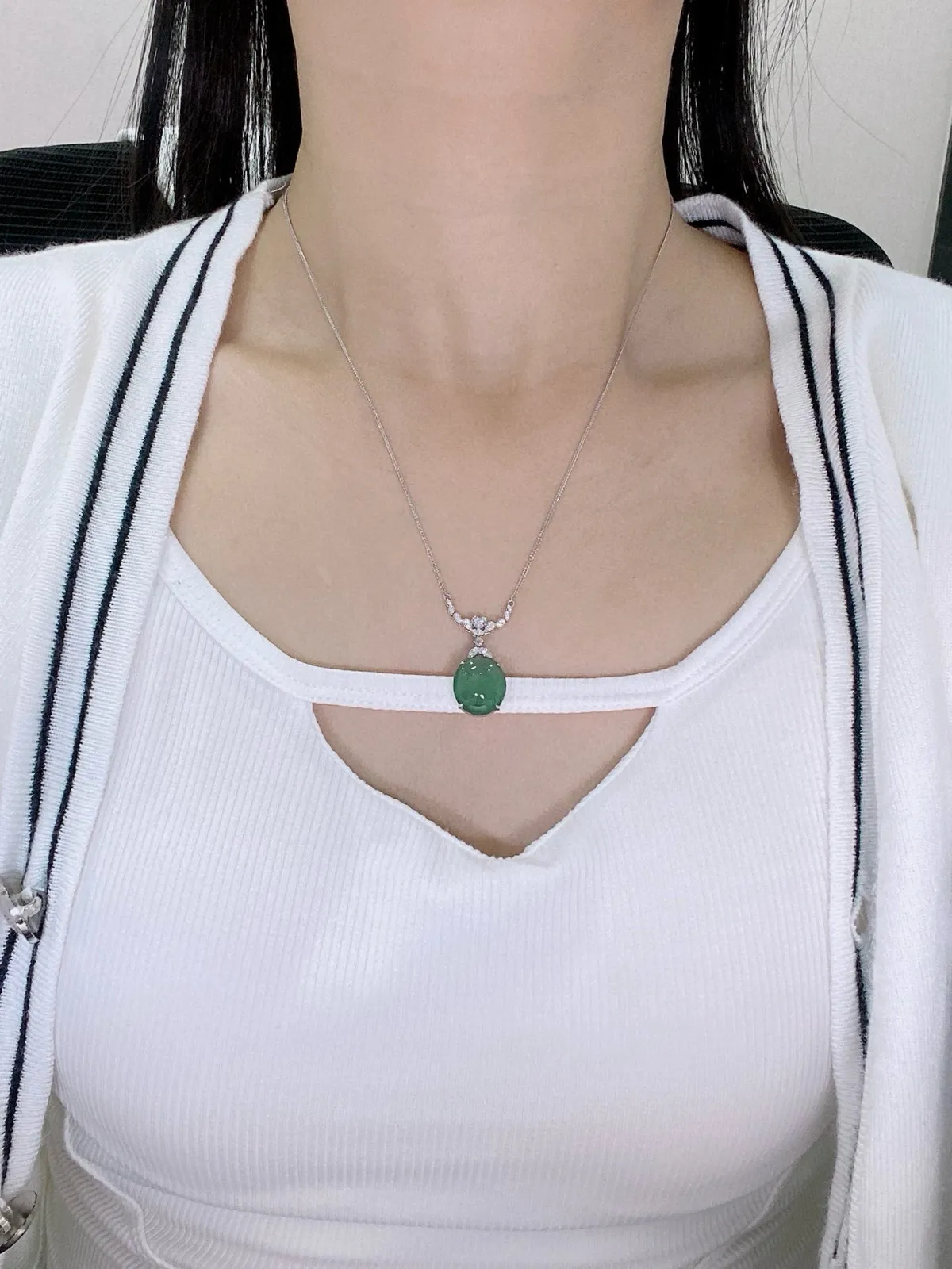 【冰种湖水绿蛋面吊坠】迷人湖水绿，形状非常饱满，冰润通透，种老起光，胶感强烈。质地细腻度均匀度很高，18K金钻精美镶嵌，裸石尺寸14.7*12.8*5.1毫米