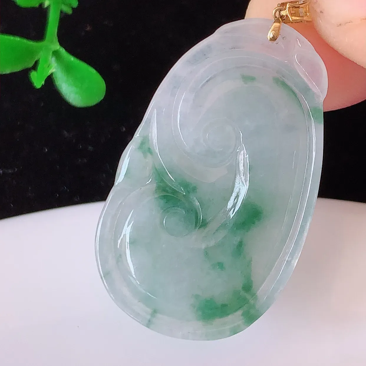 18K金镶嵌冰种飘花翡翠如意吊坠，简单的镶嵌设计、让玉坠百搭又精致，寓意着吉祥，事事如意！#49.7