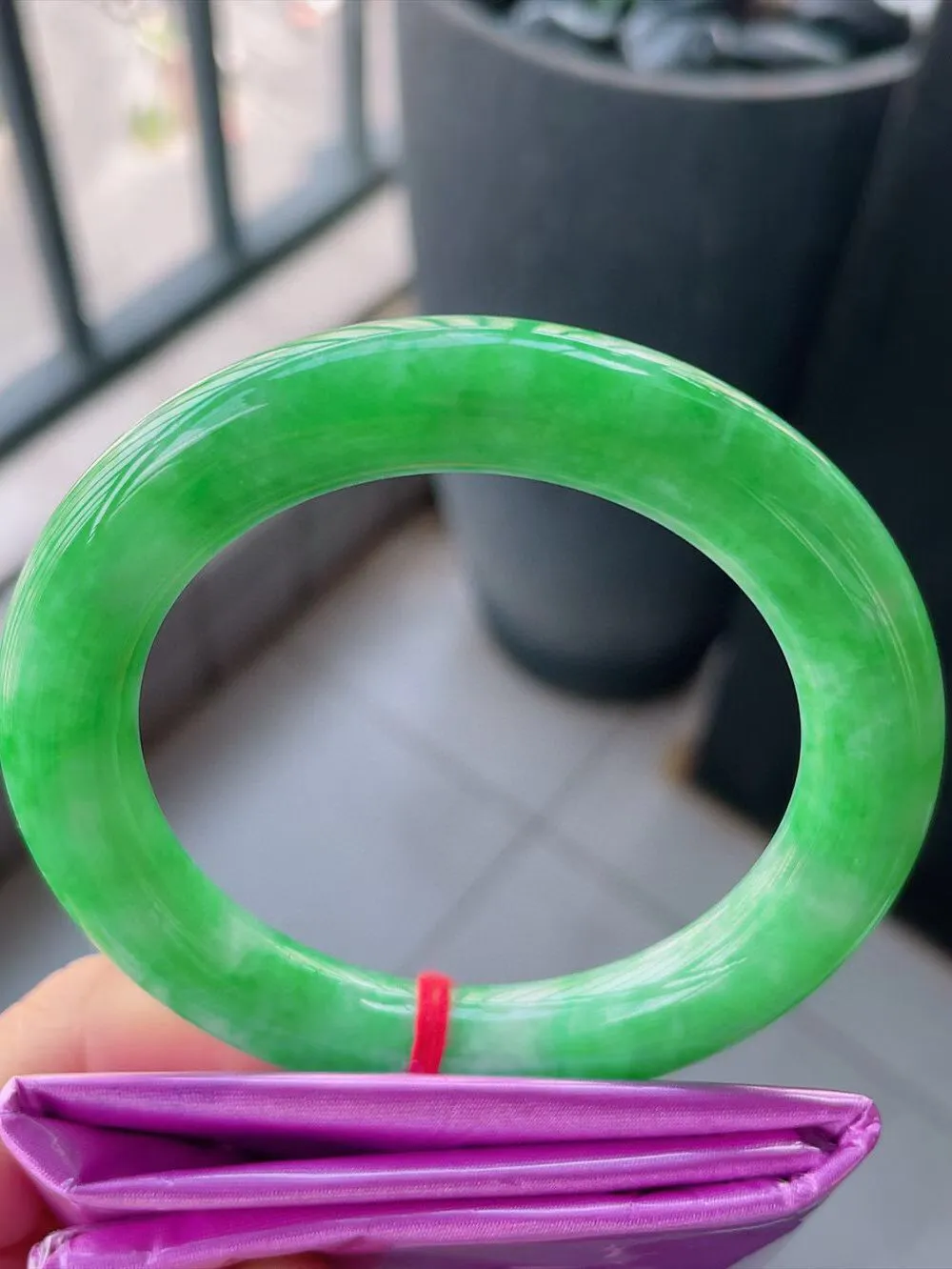 【翡翠名称】老种冰阳绿56圈口圆条翡翠手镯
【翡翠尺寸】56-10.5-10.5mm mm适合56-58正圈口佩戴
【翡翠描述】缅甸天然翡翠A货，种老水足，玉质细腻，色泽靓丽，性价比高，佩戴效果好！