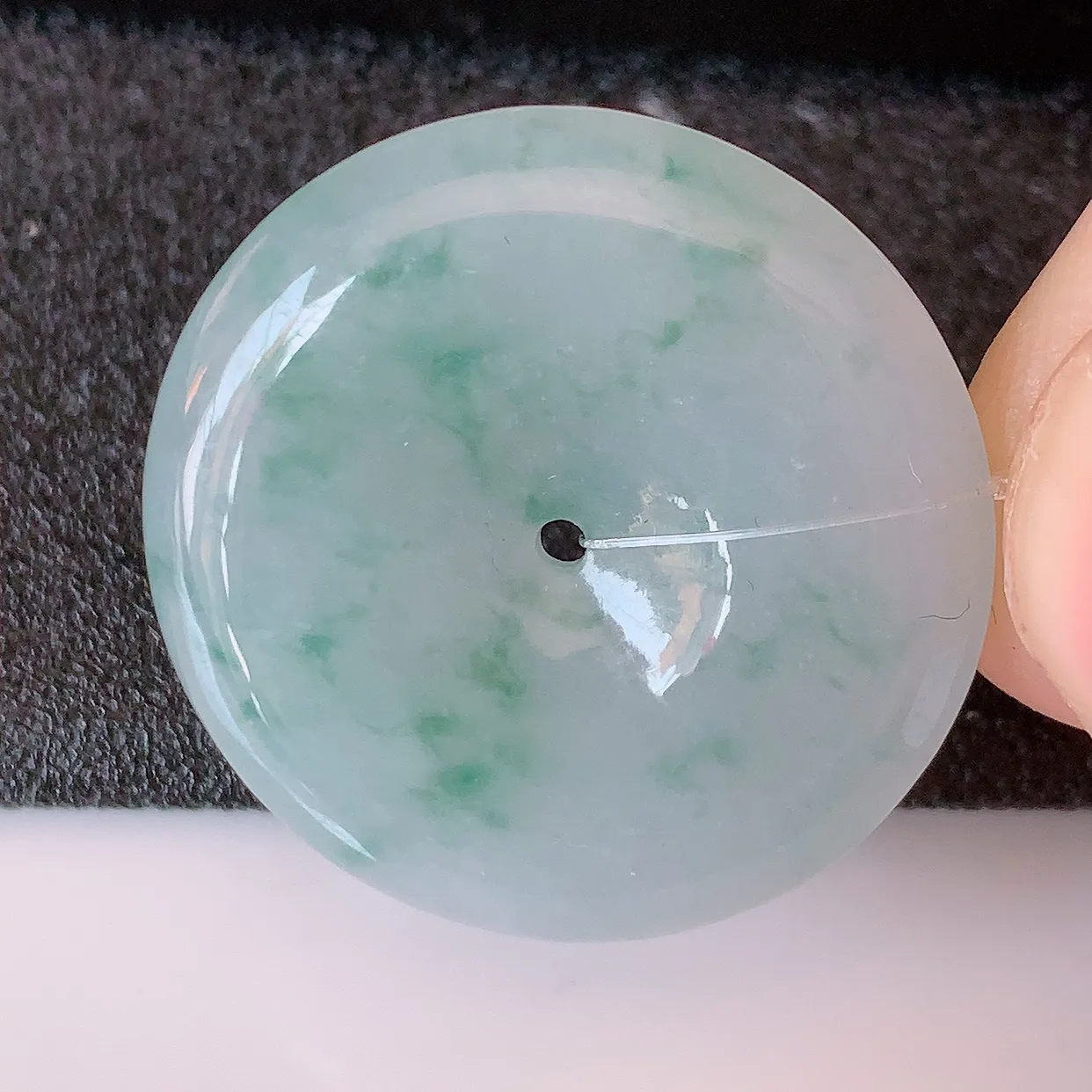 自然光实拍，冰胶飘花翡翠平安扣吊坠，翠色灵动，种老水足，寓意好，品相佳，佩戴佳品！#49.7