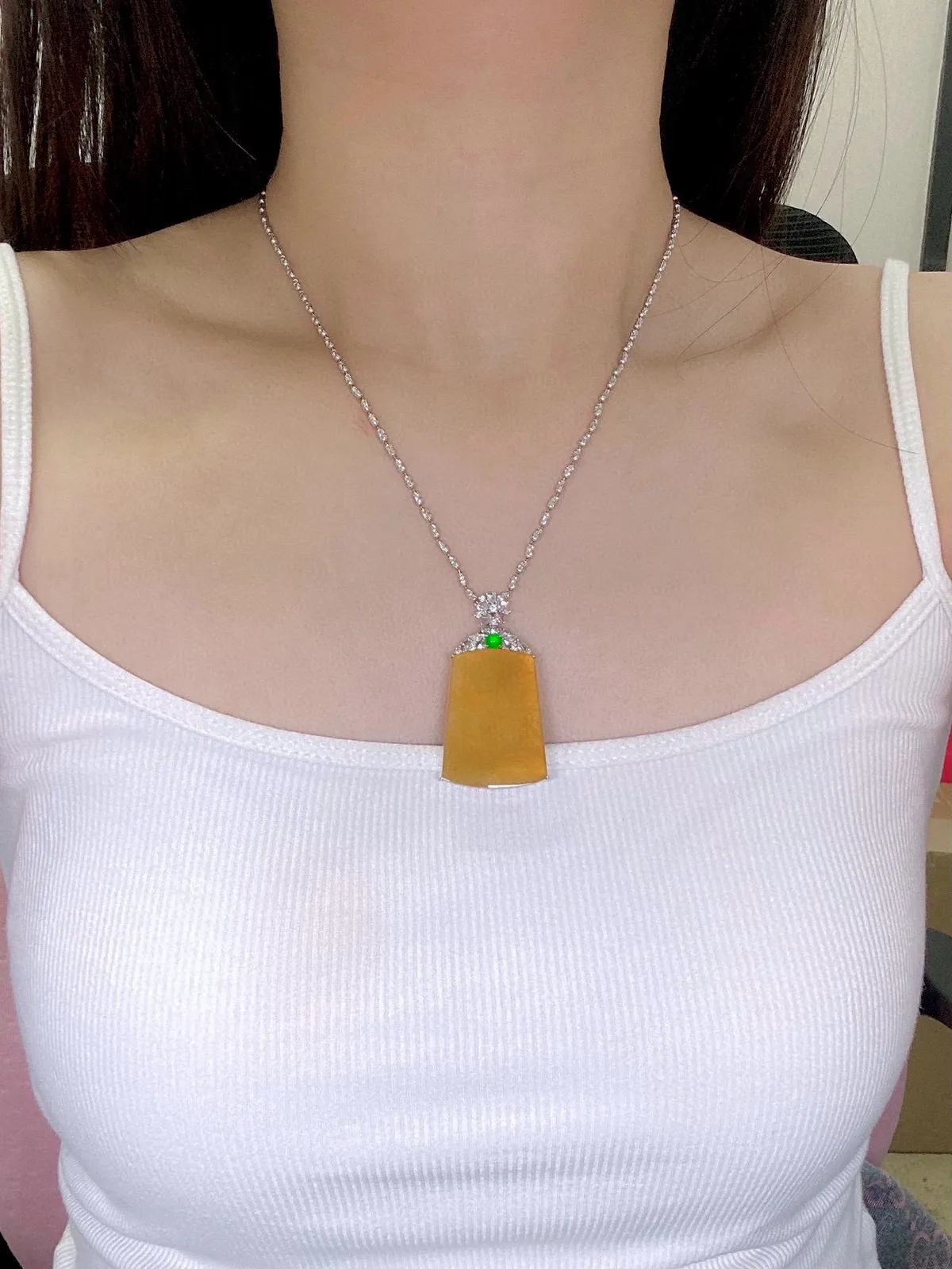 【冰种黄翡无事牌】质地细腻，冰润透亮，光泽出众，冰感十足，18k金古法镶嵌，裸石尺寸32.9*24.7*6.5毫米