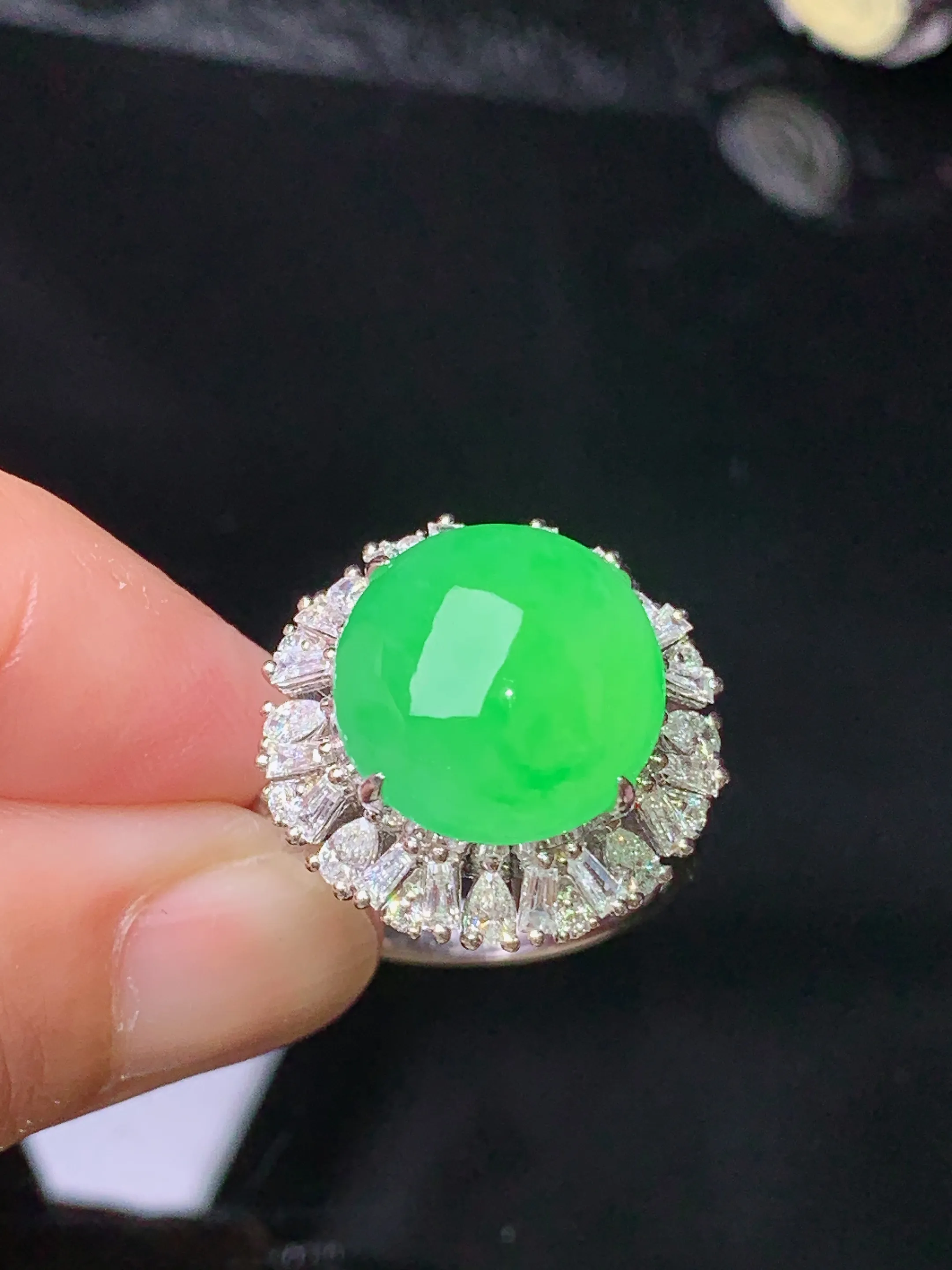 18k金钻镶嵌满绿蛋面戒指 玉质细腻 水润亮眼 色泽艳丽 圈口13.5 整体尺寸18.8*14.8
