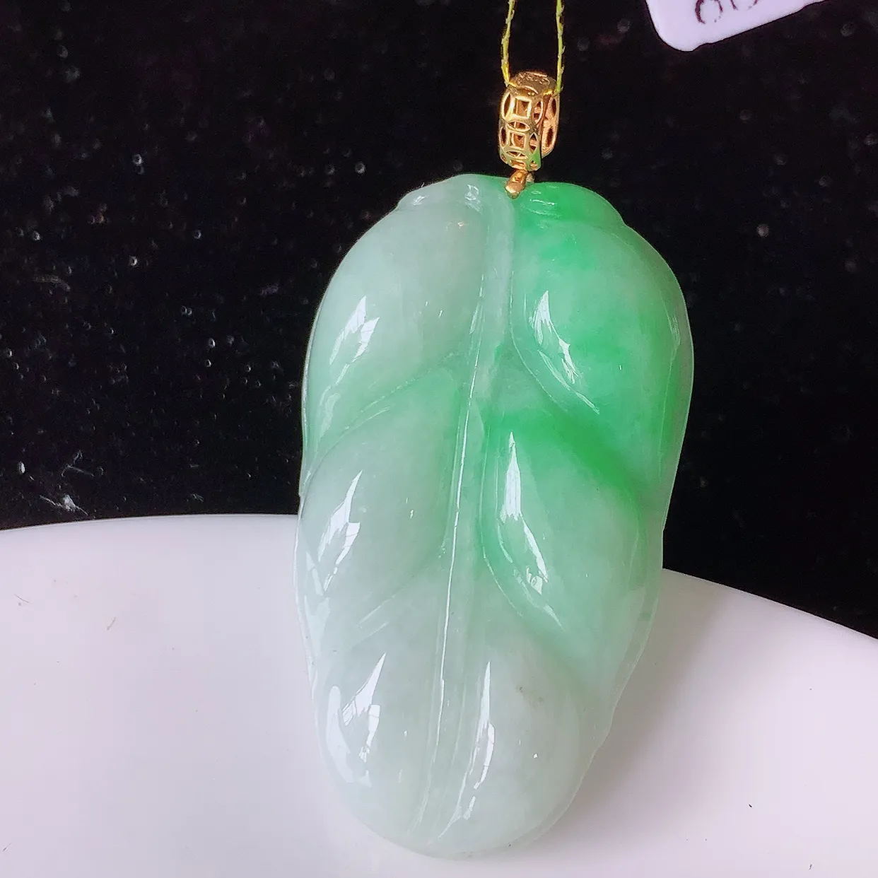 18K金镶嵌飘绿翡翠叶子吊坠 ，种水足，色泽清新，工艺精湛，叶子寓意美好；金枝玉叶，事业有成。#35