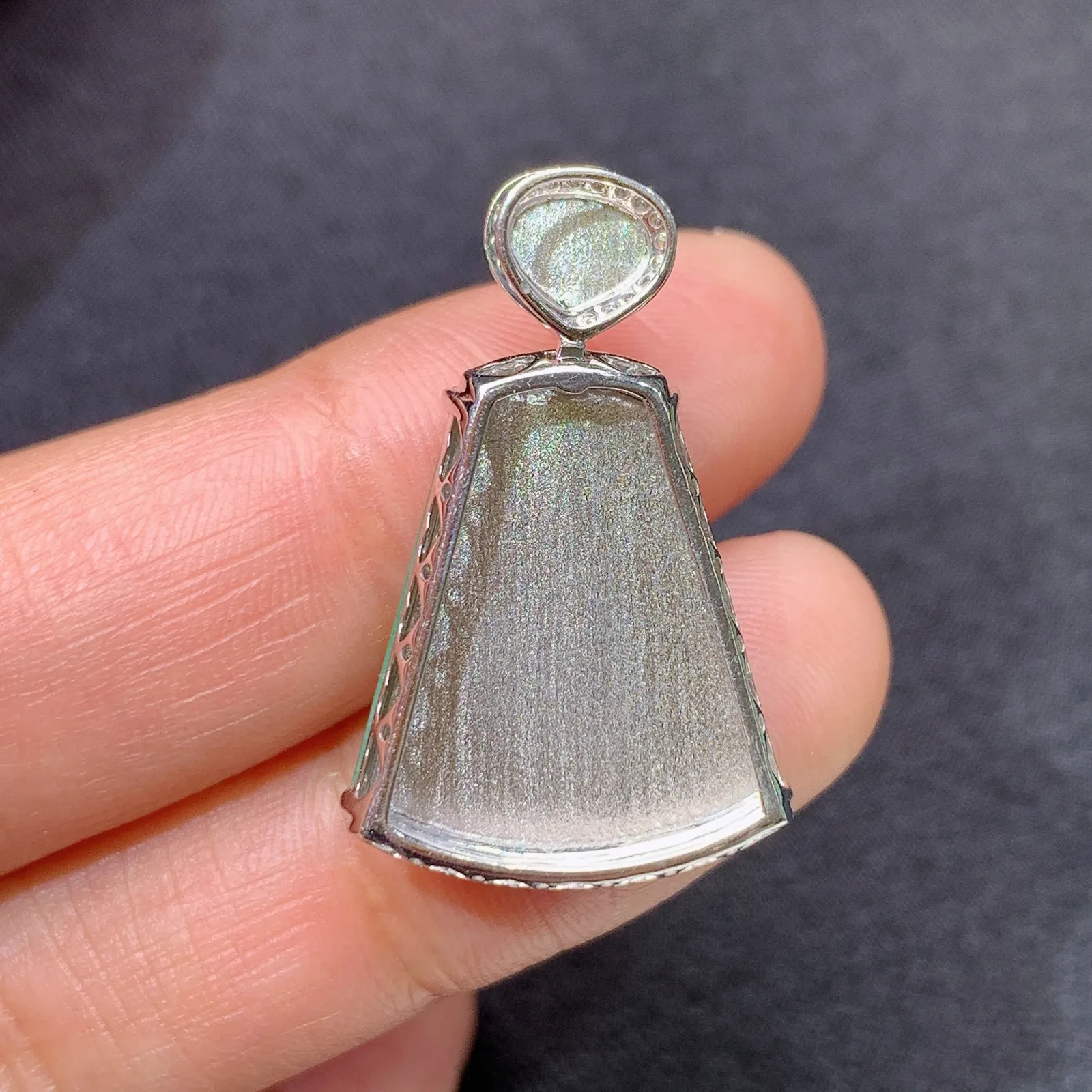 甜绿无事牌吊坠，18k金镶嵌，冰润色阳，种老水足 xu 尺寸28.1*17.8*5.2