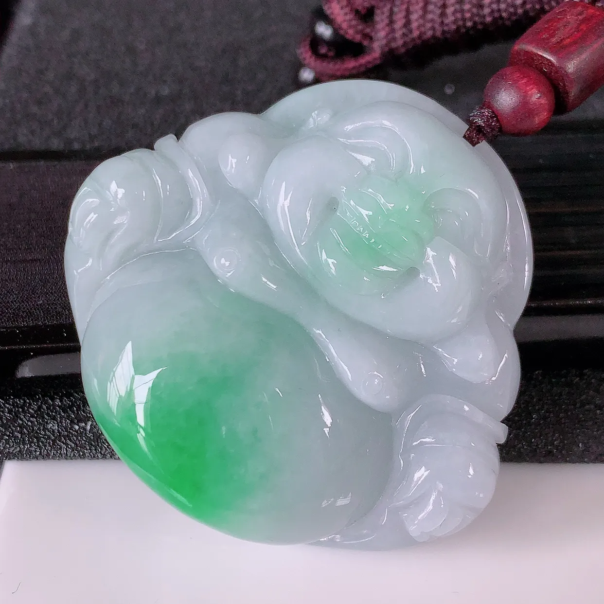 自然光实拍，大件冰润飘绿翡翠佛公吊坠，开心笑佛，种老水足，颜色漂亮，立体饱满圆润，佩戴效果赞#46.11