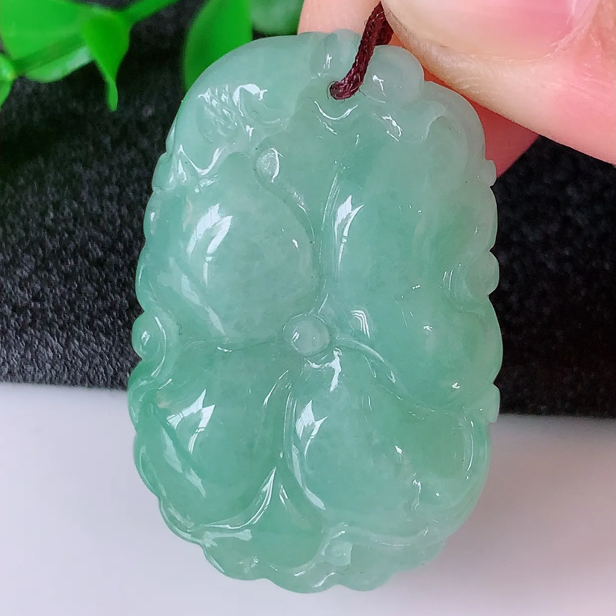 自然光实拍，冰润满绿翡翠荷叶鱼、和和美美玉坠，财源广进，自然隐逸、荷本是素不着尘之物，有和美之寓意。#57.11