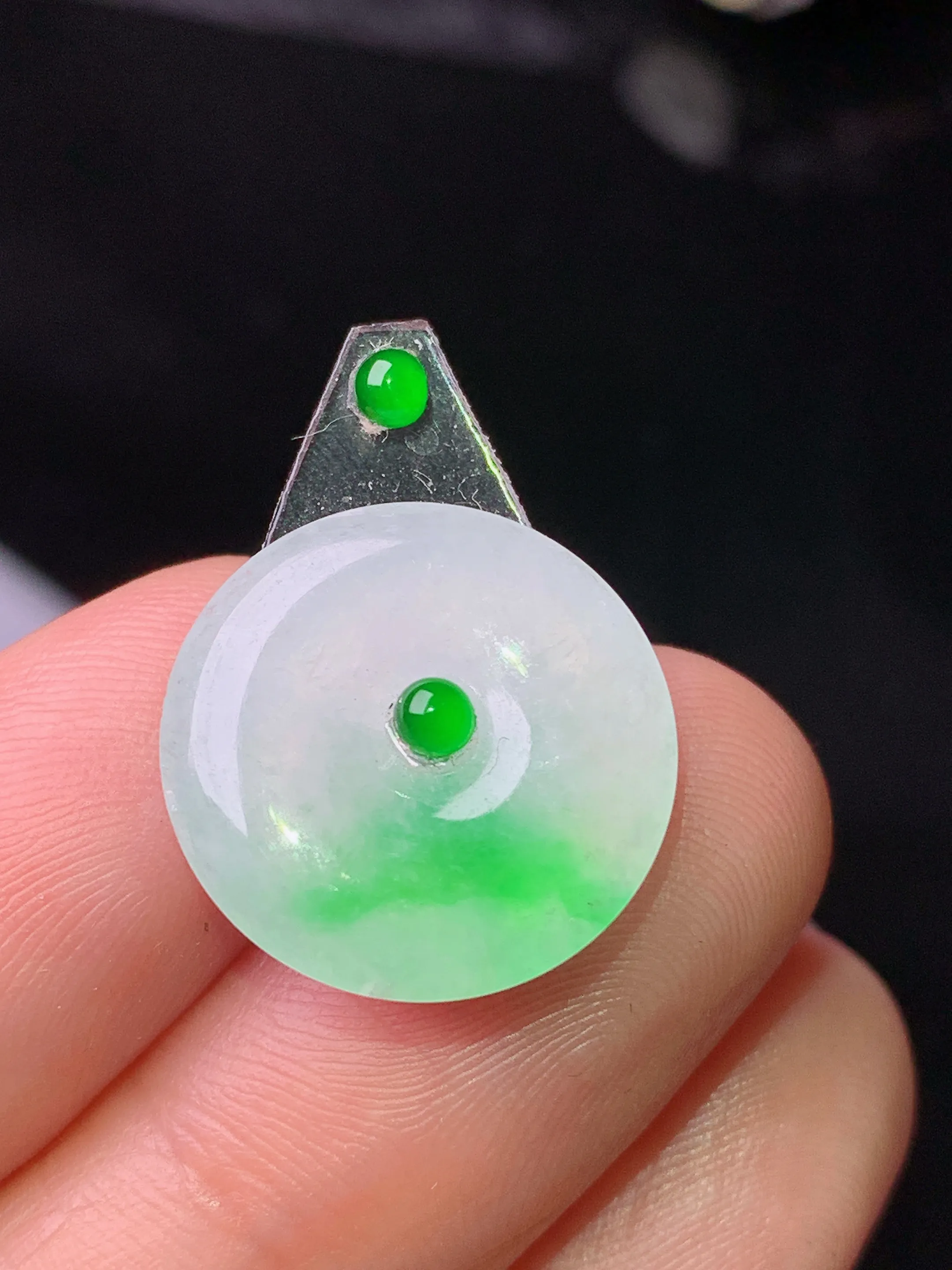 镶嵌款 飘绿平安扣吊坠 玉质细腻 水润亮眼 色泽艳丽 整体尺寸16*2.6