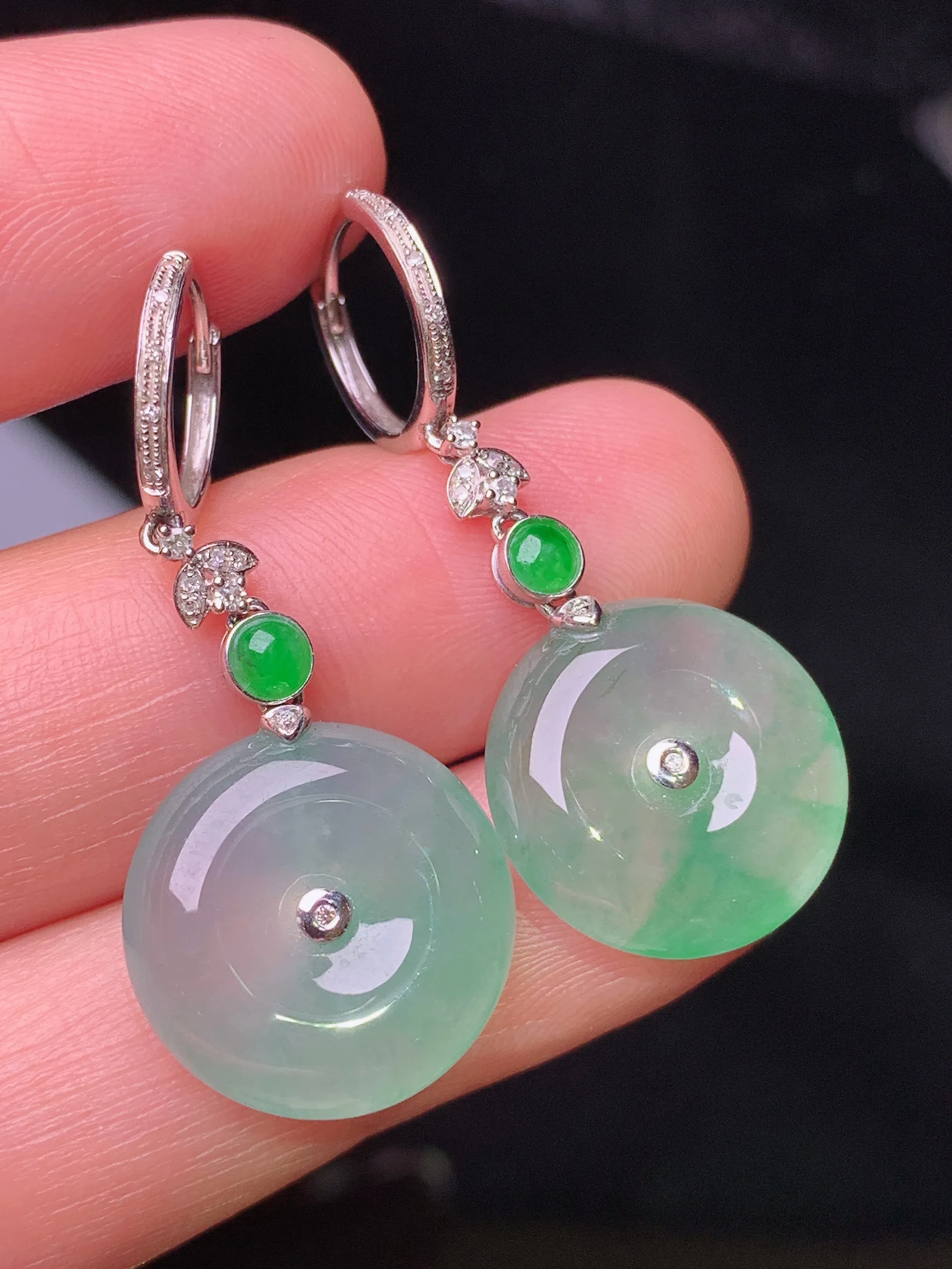 18k金钻镶嵌冰种平安扣耳坠 玉质细腻 水润亮眼 色泽艳丽 整体尺寸34.5*15*5.5