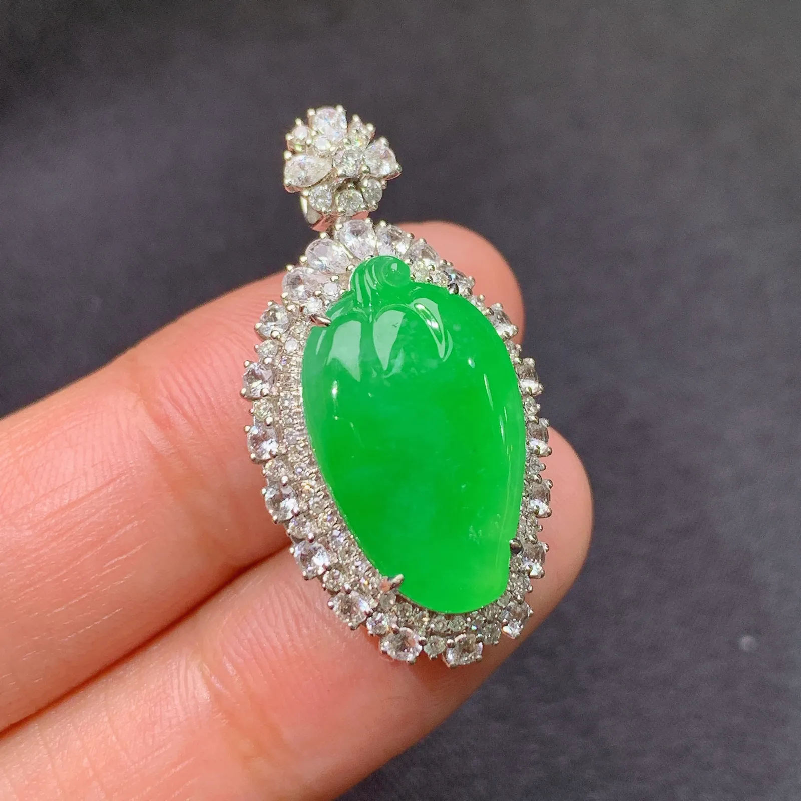 阳绿福瓜吊坠，18k金镶嵌，色泽鲜阳，冰润细腻，种水足，M1 尺寸30.8*16.5*9.7