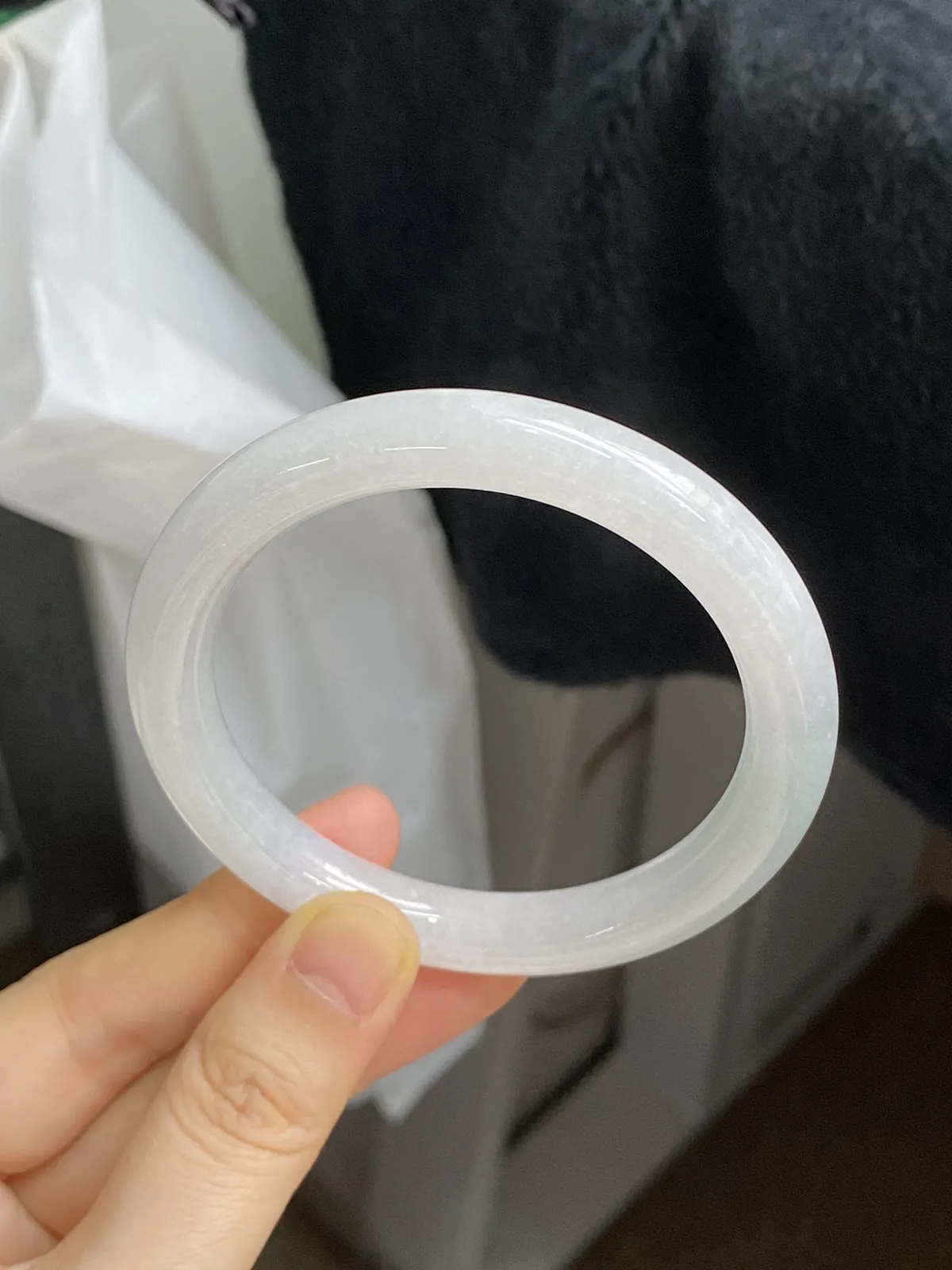 圆镯54.5圈口，翡翠冰糯种淡绿色手镯