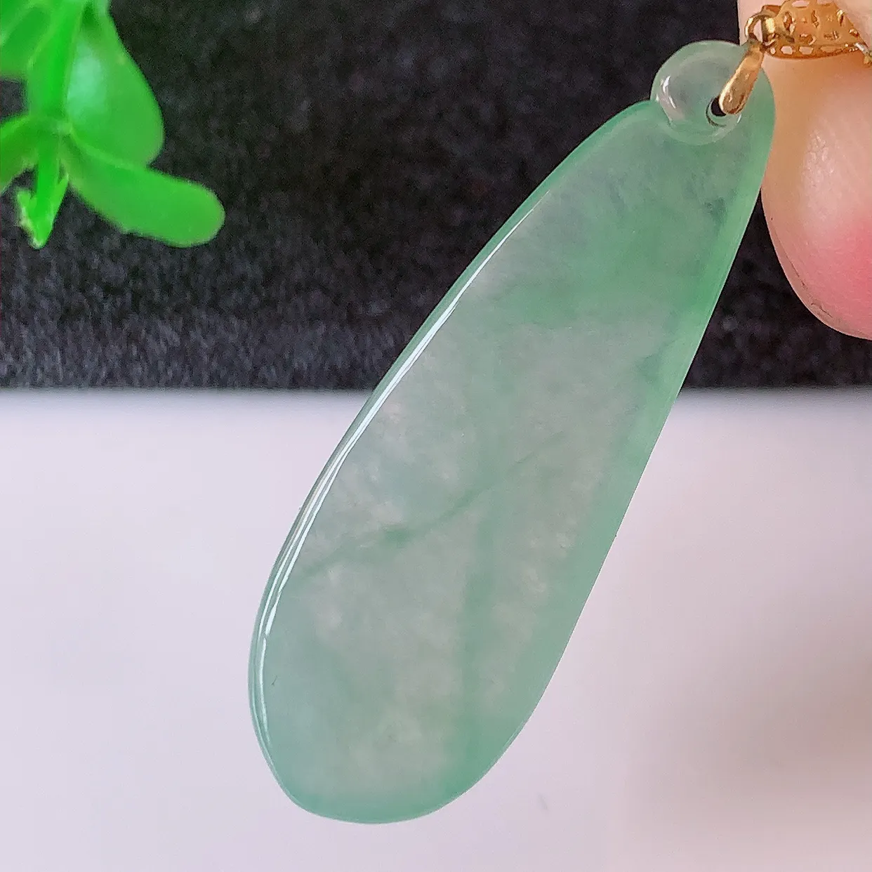 18K金镶嵌冰种满绿翡翠招财福瓜吊坠，精美饱满福瓜，种水足，形态圆润饱满，福相十足 ！#41.11