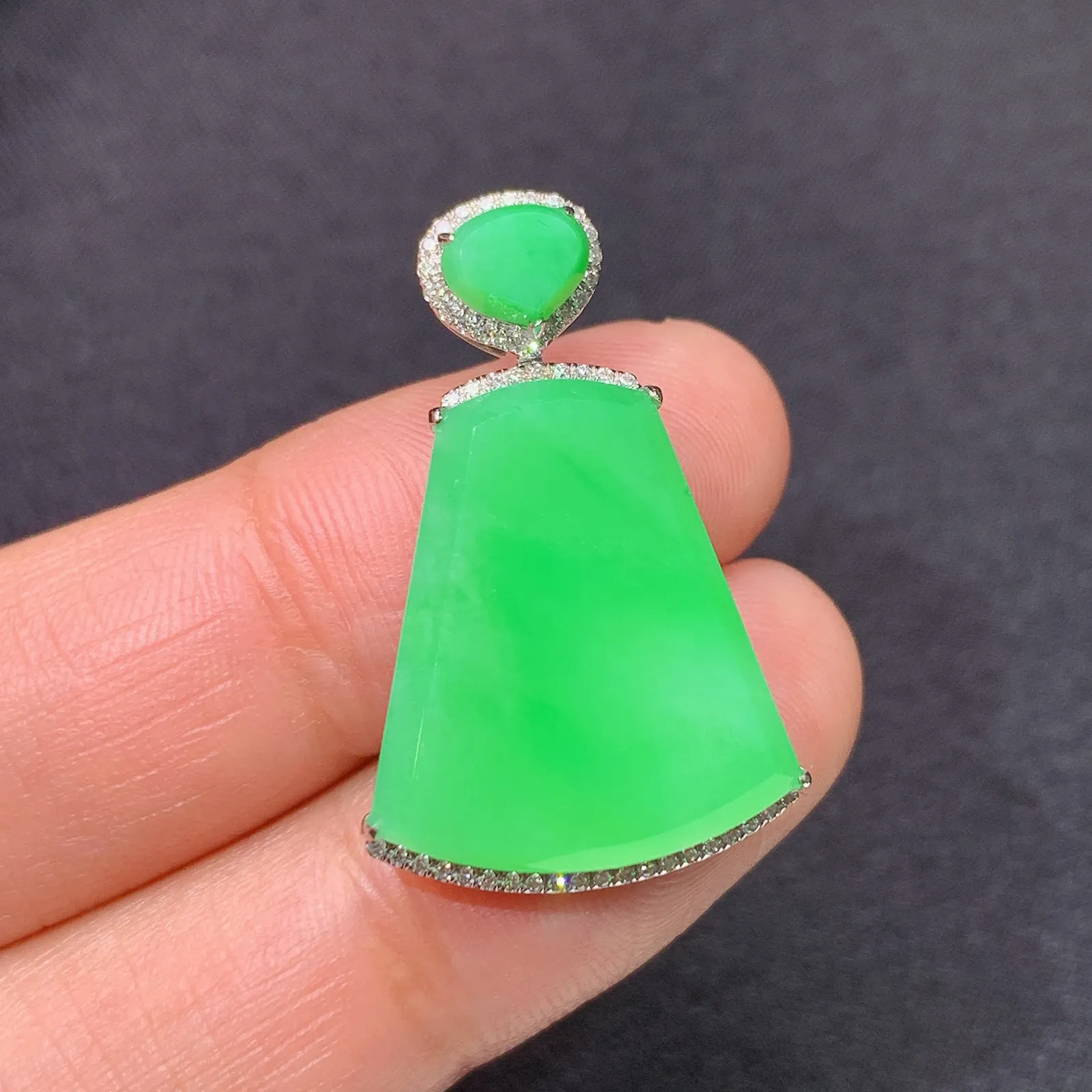 甜绿无事牌吊坠，18k金镶嵌，冰润色阳，种老水足 xu 尺寸28.1*17.8*5.2