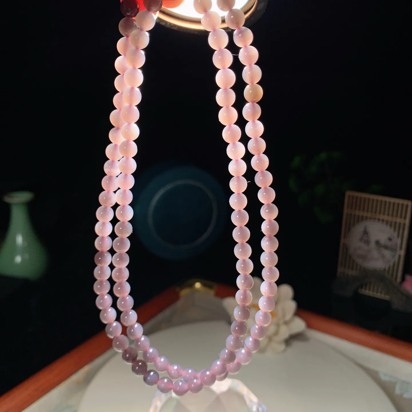 和田玉葡萄紫紫罗兰108佛珠项链。单颗尺寸6重33.5克。玉质细腻油润。手推出油。佩戴高端典雅。lt251210