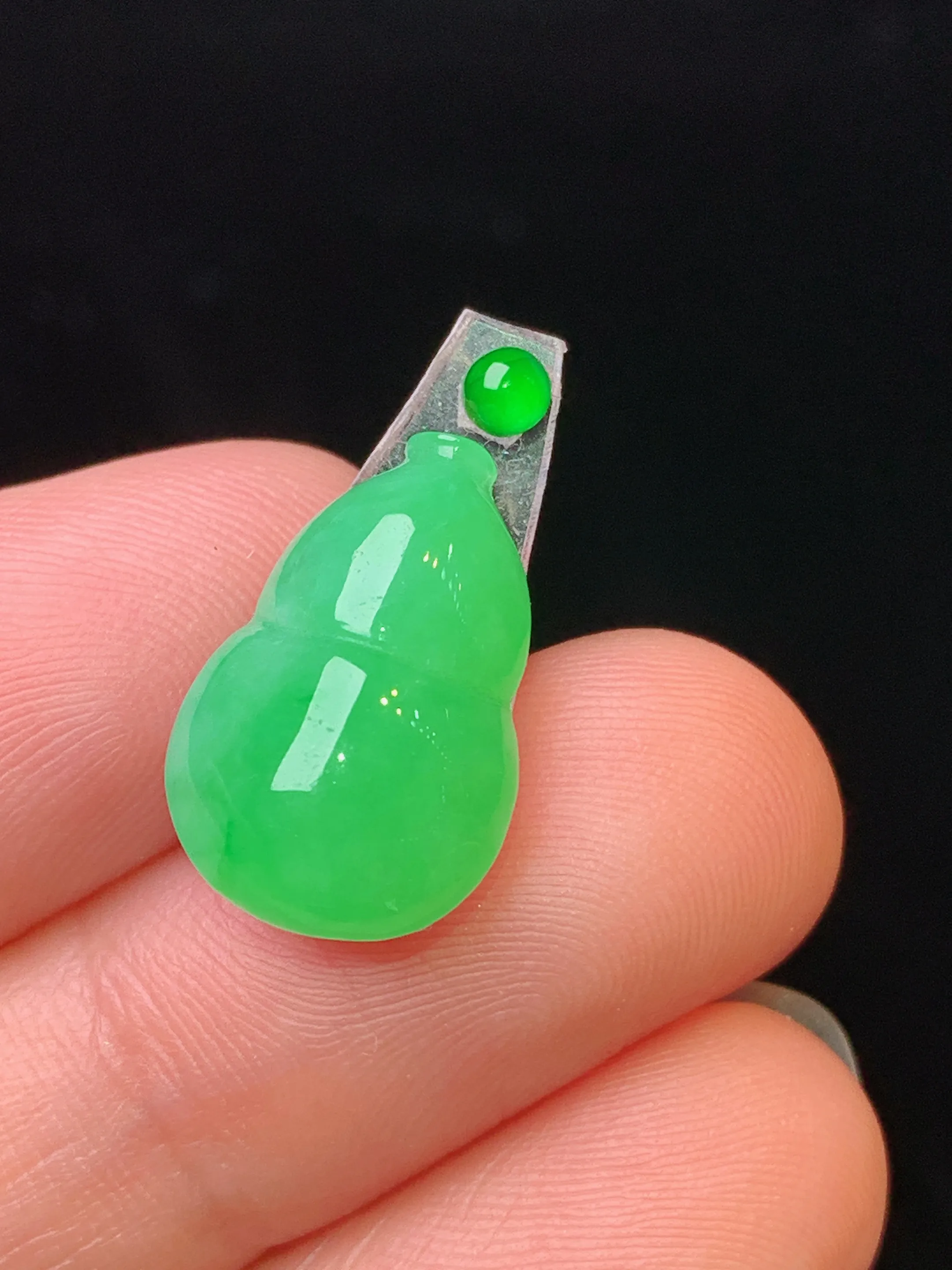 镶嵌款 翠绿葫芦吊坠 玉质细腻 水润亮眼 色泽艳丽 整体尺寸16*10.8*5