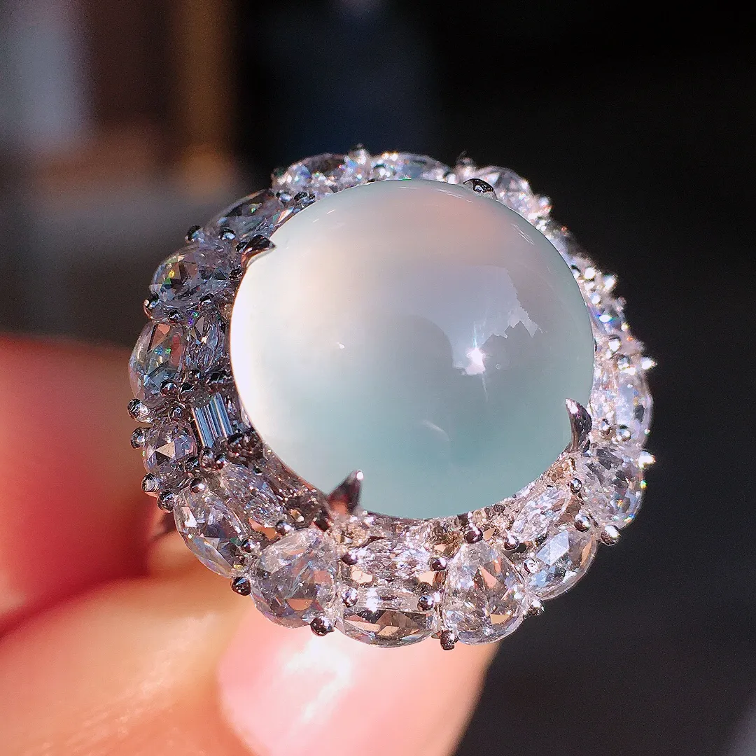 冰种蛋面戒指，玉质细腻，荧光感超
强，饱满圆润，尽显优雅气质，18k
金豪华镶嵌