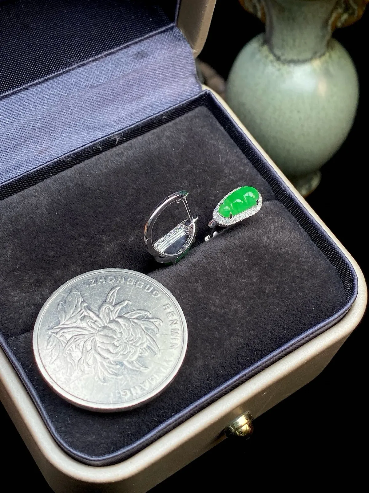 【冰种满绿福豆耳包】晶莹剔透，冰感十足，通透闪亮，18k金钻镶嵌，裸石尺寸8.2*3.9*2.6毫米