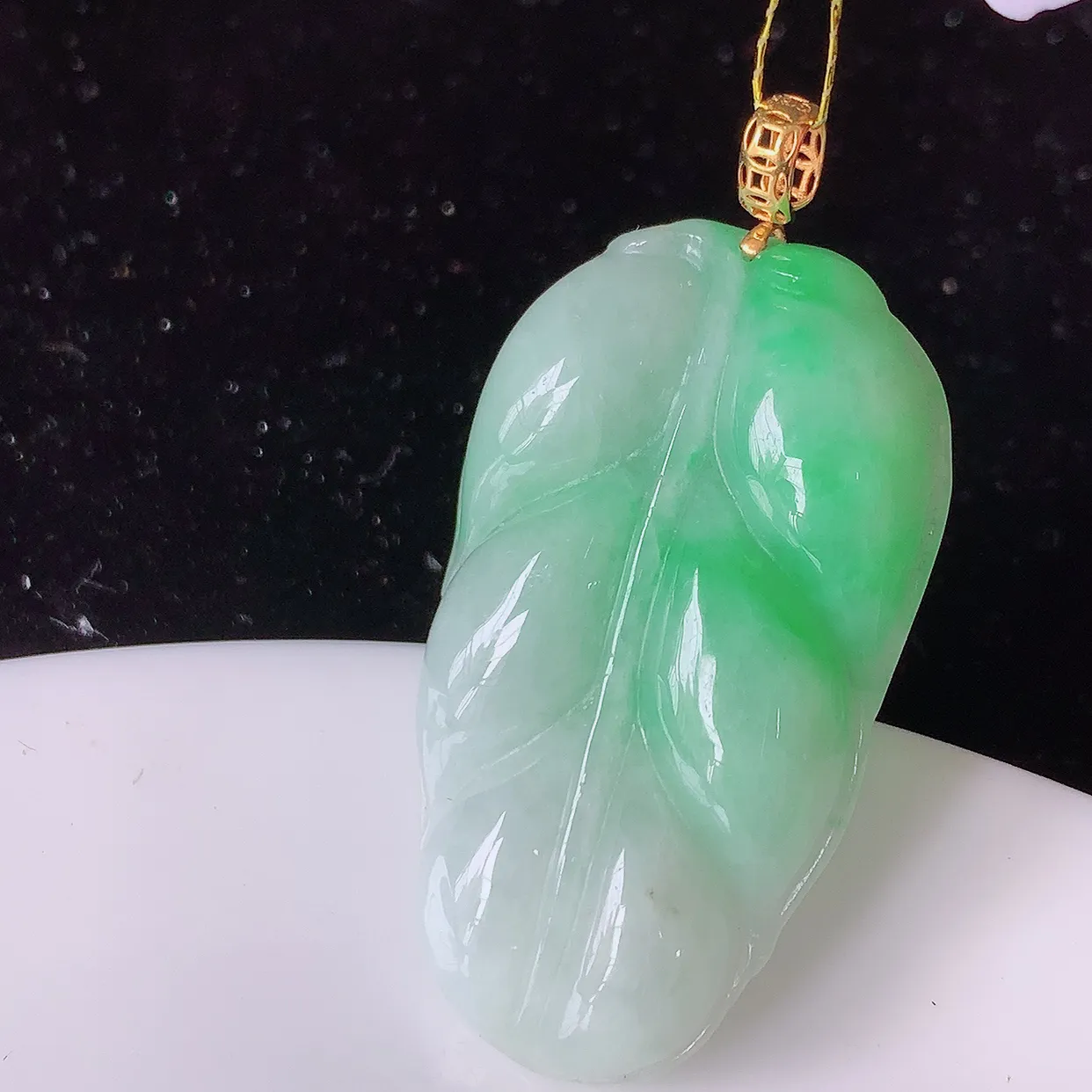 18K金镶嵌飘绿翡翠叶子吊坠 ，种水足，色泽清新，工艺精湛，叶子寓意美好；金枝玉叶，事业有成。#35.11