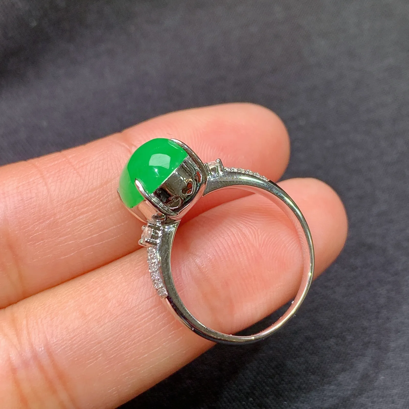 阳绿蛋面戒指，18k金镶嵌，简约时尚，冰润色阳，种水足，圈口14 尺寸10.8*8.8*3.9