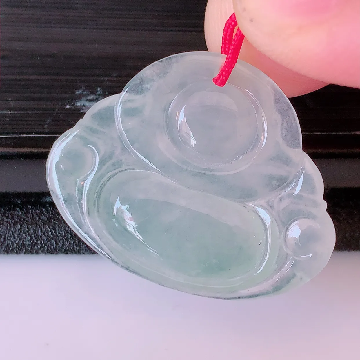 自然光实拍，冰种翡翠佛公，水灵起胶，翠色迷人，佛公在心中，一生平安，饱满圆润，开怀大笑佛公，配戴灵气