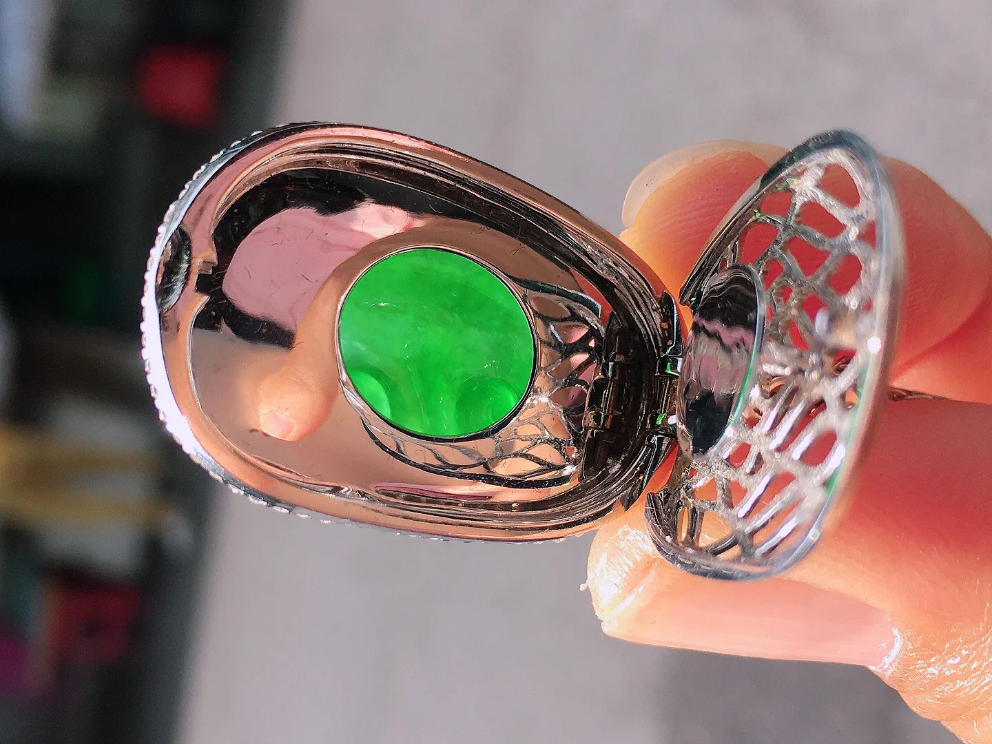 阳绿如意吊坠，色泽均匀艳丽，玉质细腻，荧光感超
强，饱满圆润，尽显优雅气质，18k
金豪华镶嵌