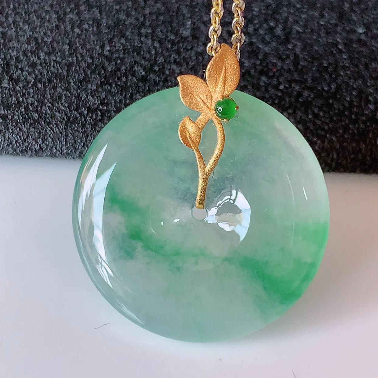 自然光实拍，18K金镶嵌冰种飘绿翡翠平安扣吊坠，玉扣，冰润光泽，寓意平平安安，平安扣佩戴时尚漂亮！#41.11整体28*24.5*5.5裸石24.5*24.5