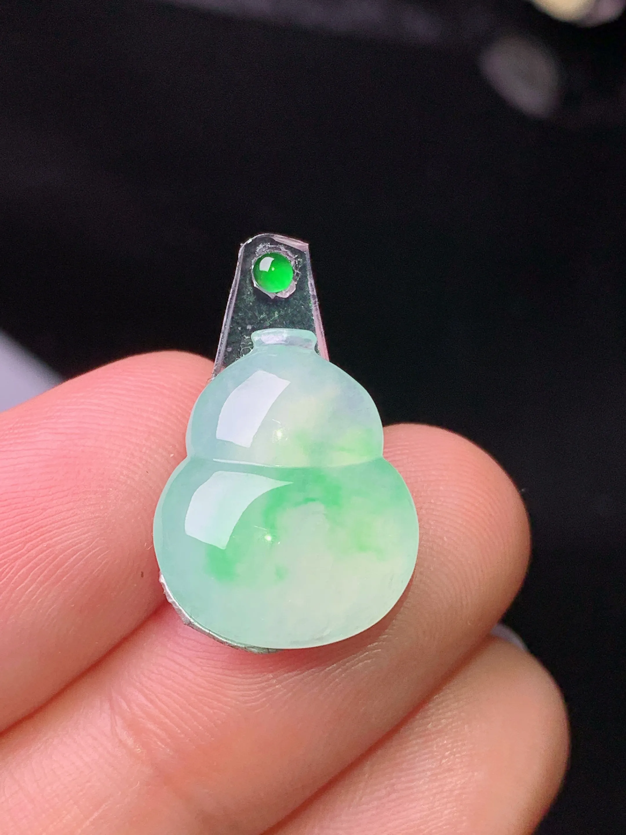 镶嵌款 飘绿葫芦吊坠 玉质细腻 水润亮眼 色泽艳丽 整体尺寸16.3*13.3*4.8