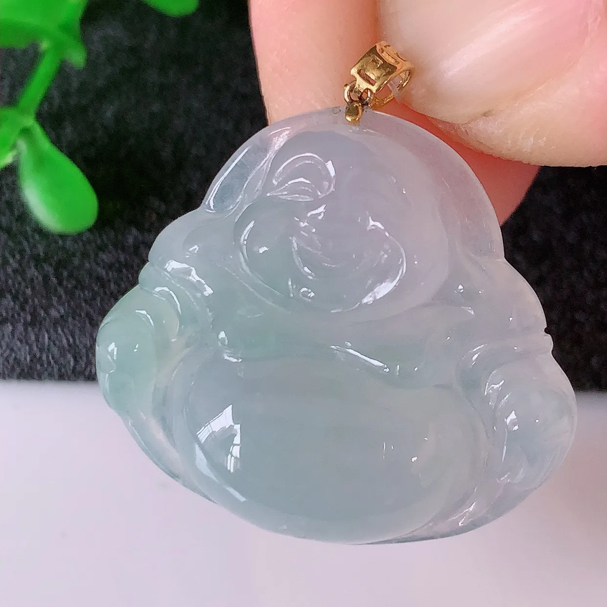 18K金镶嵌冰种翡翠佛公吊坠，种老水足，雕工精湛 ，寓意美好，佩戴时尚出众！#49.11