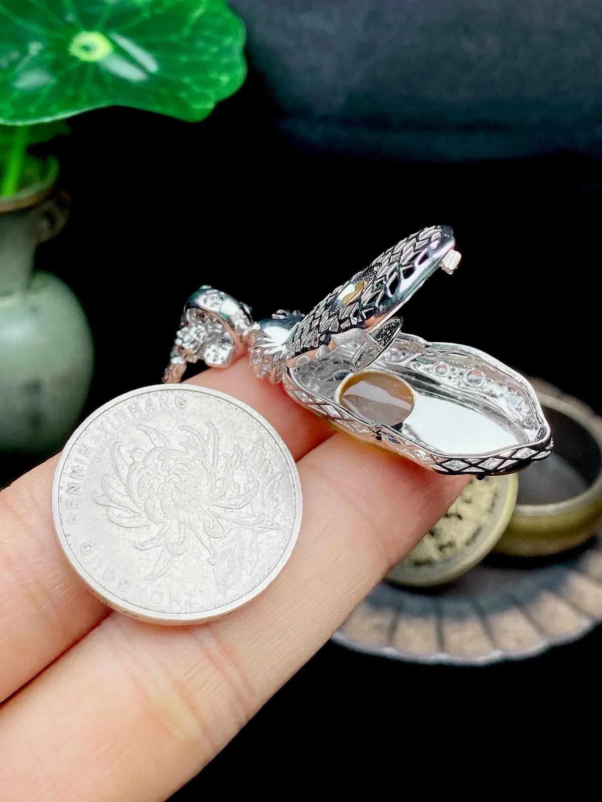 【冰种黄翡飘绿福瓜吊坠】质地细腻，冰润通透，晶莹闪亮。收藏品质，18k金钻镶嵌，裸石尺寸29.6*9.3*3.1毫米