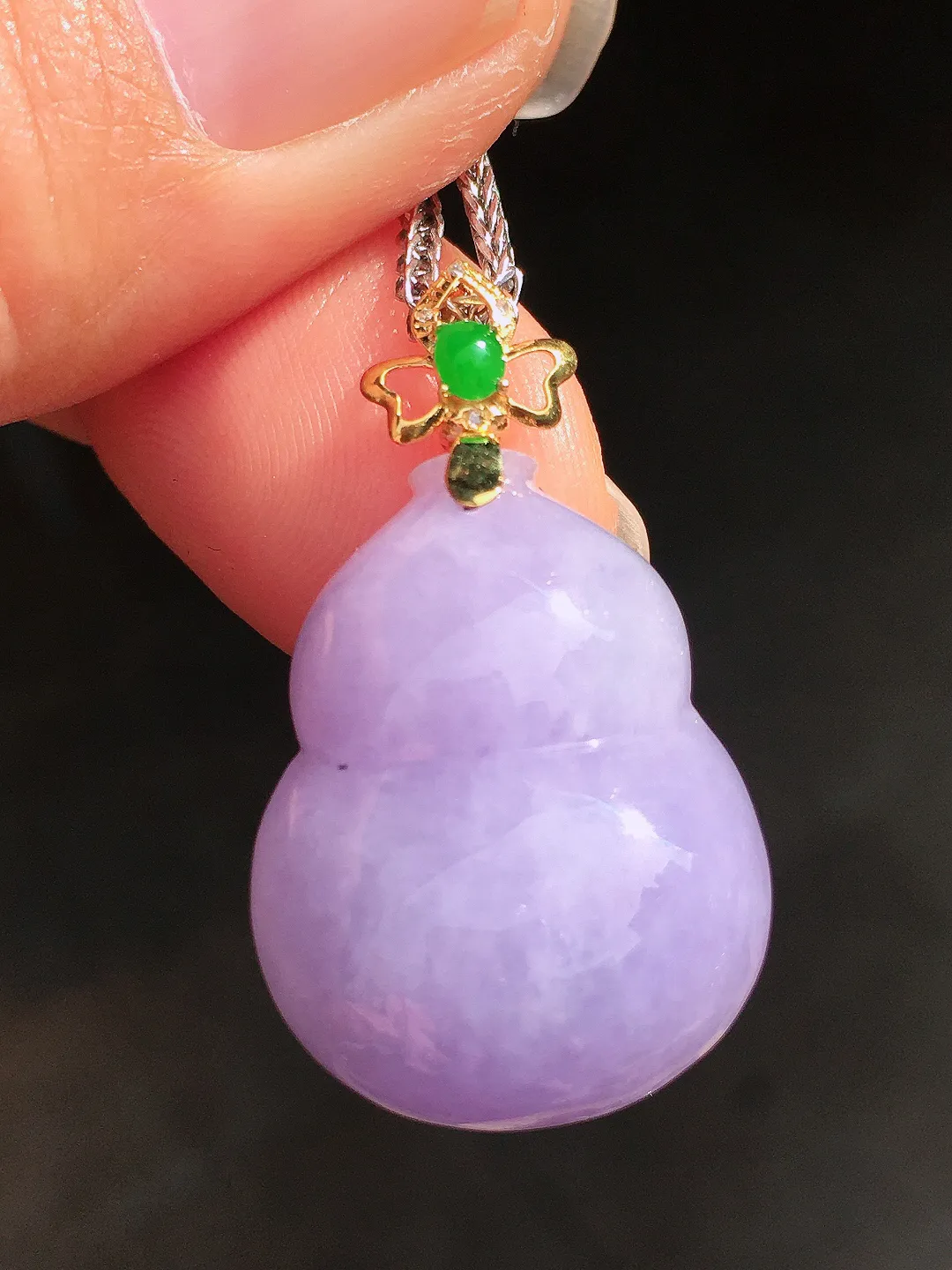 紫罗兰葫芦吊坠，色泽均匀艳丽，玉质细腻，荧光感超
强，饱满圆润，尽显优雅气质，18k
金豪华镶嵌