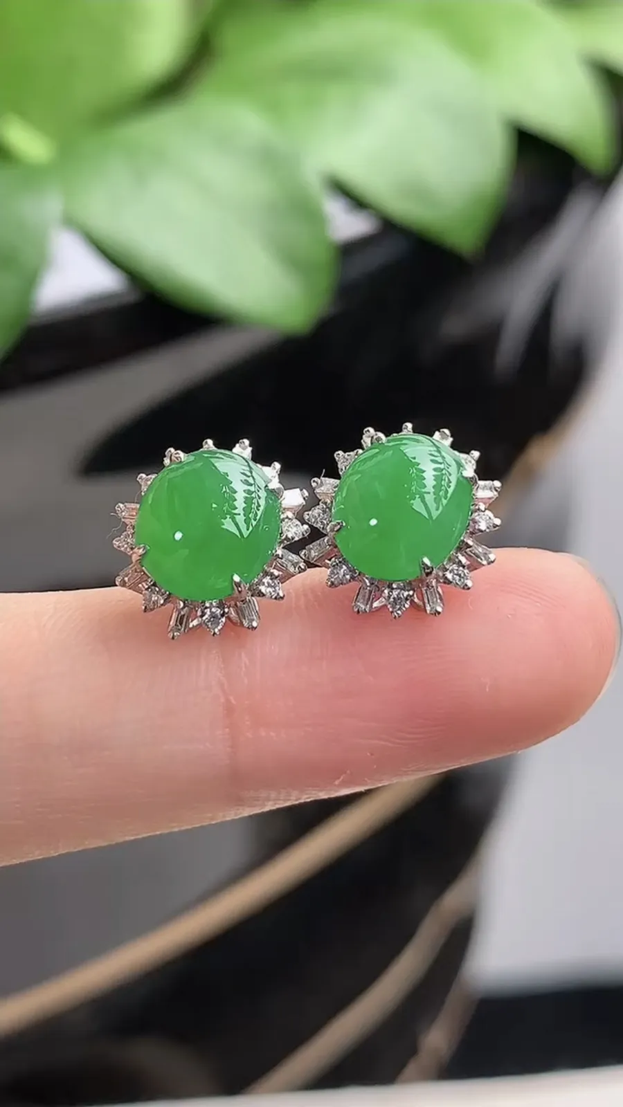 a货翡翠老坑冰种18K金伴钻镶嵌阳绿蛋面耳钉 尺寸8×7mm 重量2.33g 1206