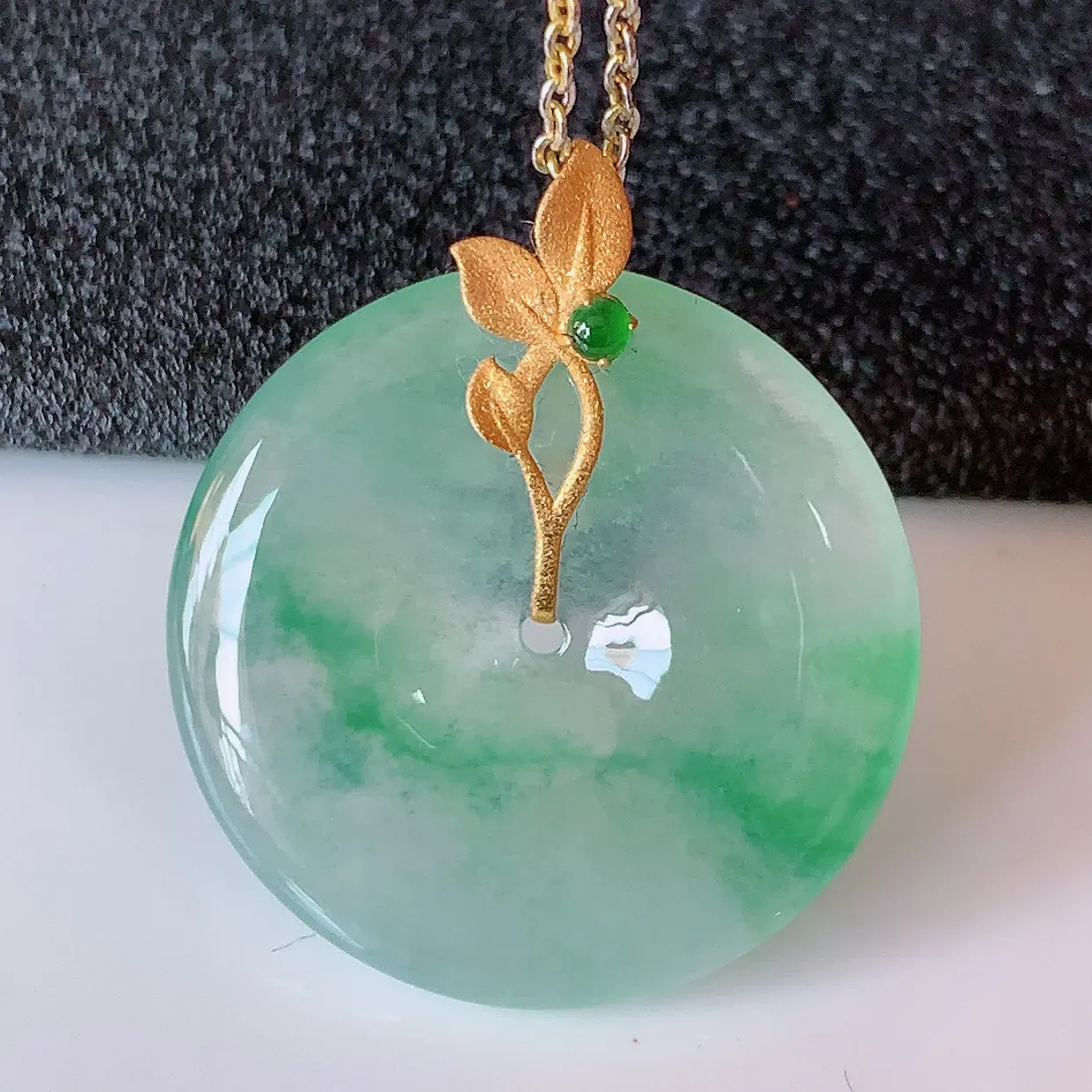 自然光实拍，18K金镶嵌冰种飘绿翡翠平安扣吊坠，玉扣，冰润光泽，寓意平平安安，平安扣佩戴时尚漂亮！#