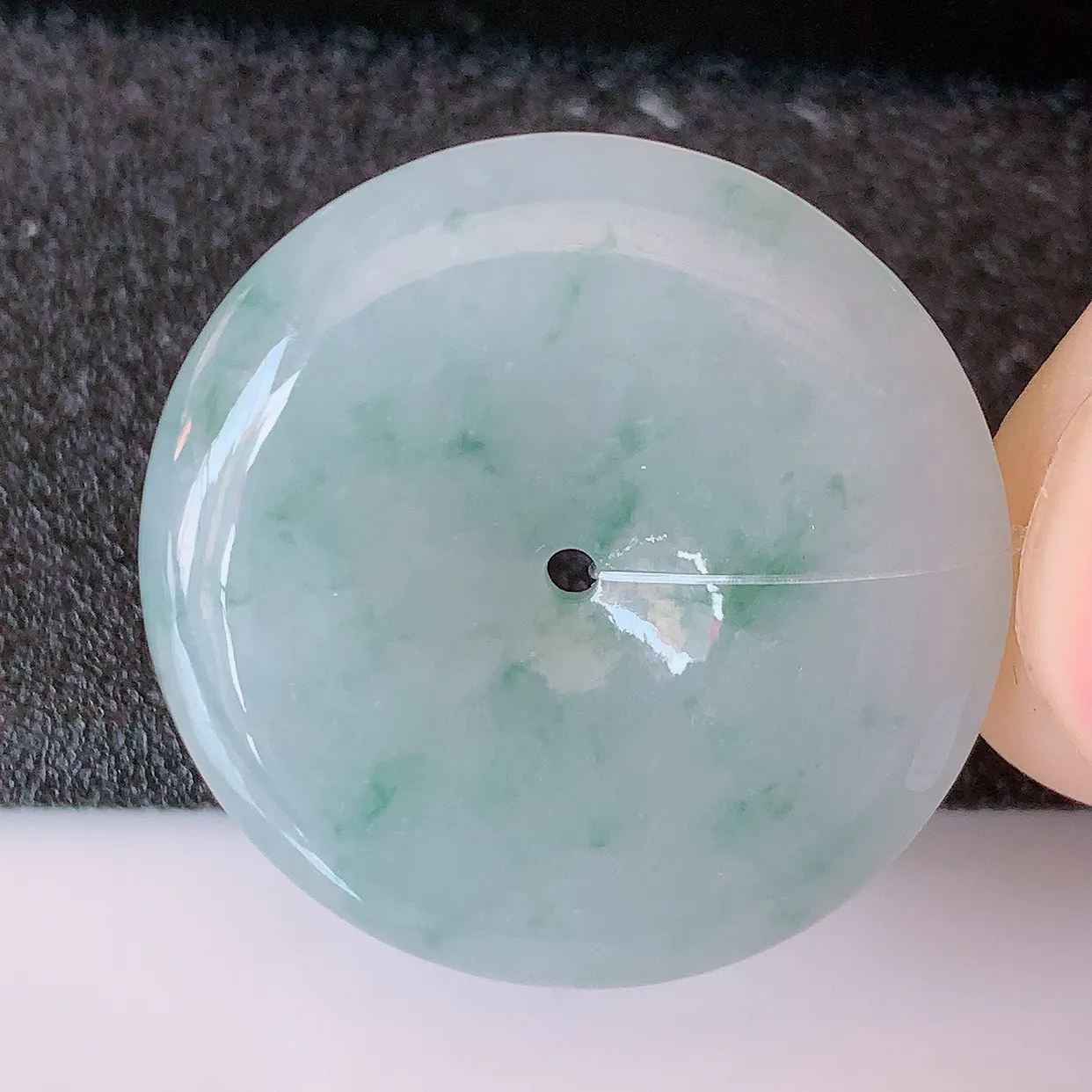 自然光实拍，冰胶飘花翡翠平安扣吊坠，翠色灵动，种老水足，寓意好，品相佳，佩戴佳品！#49.7