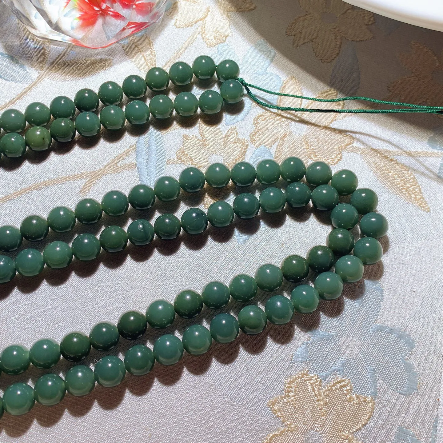 新疆和田玉细料塔青108佛珠项链。单颗尺寸8重85.6克。玉质细腻油润。手推出油。佩戴高端典雅。lt251210