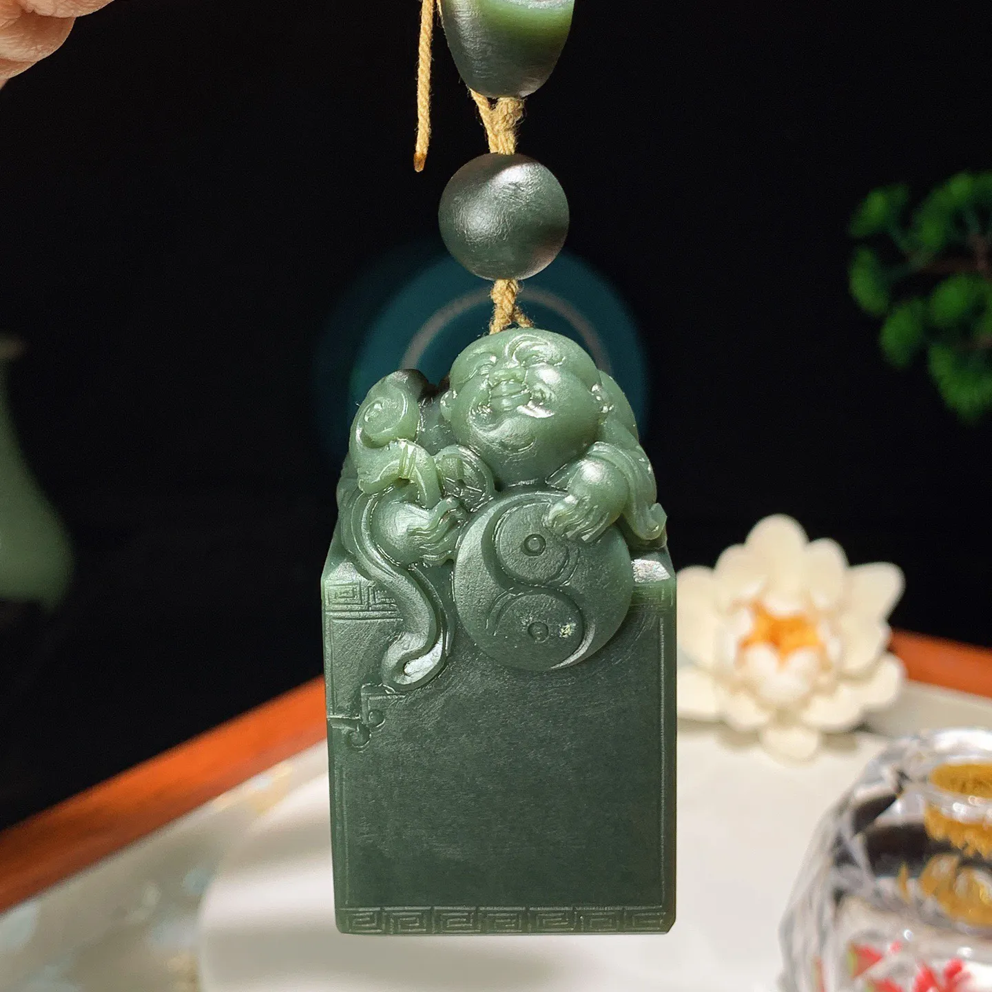 新疆和田玉塔青招财童子印章 尺寸60/36/35重178克。玉质细腻油润。手推出油。佩戴高端典雅。lt251210