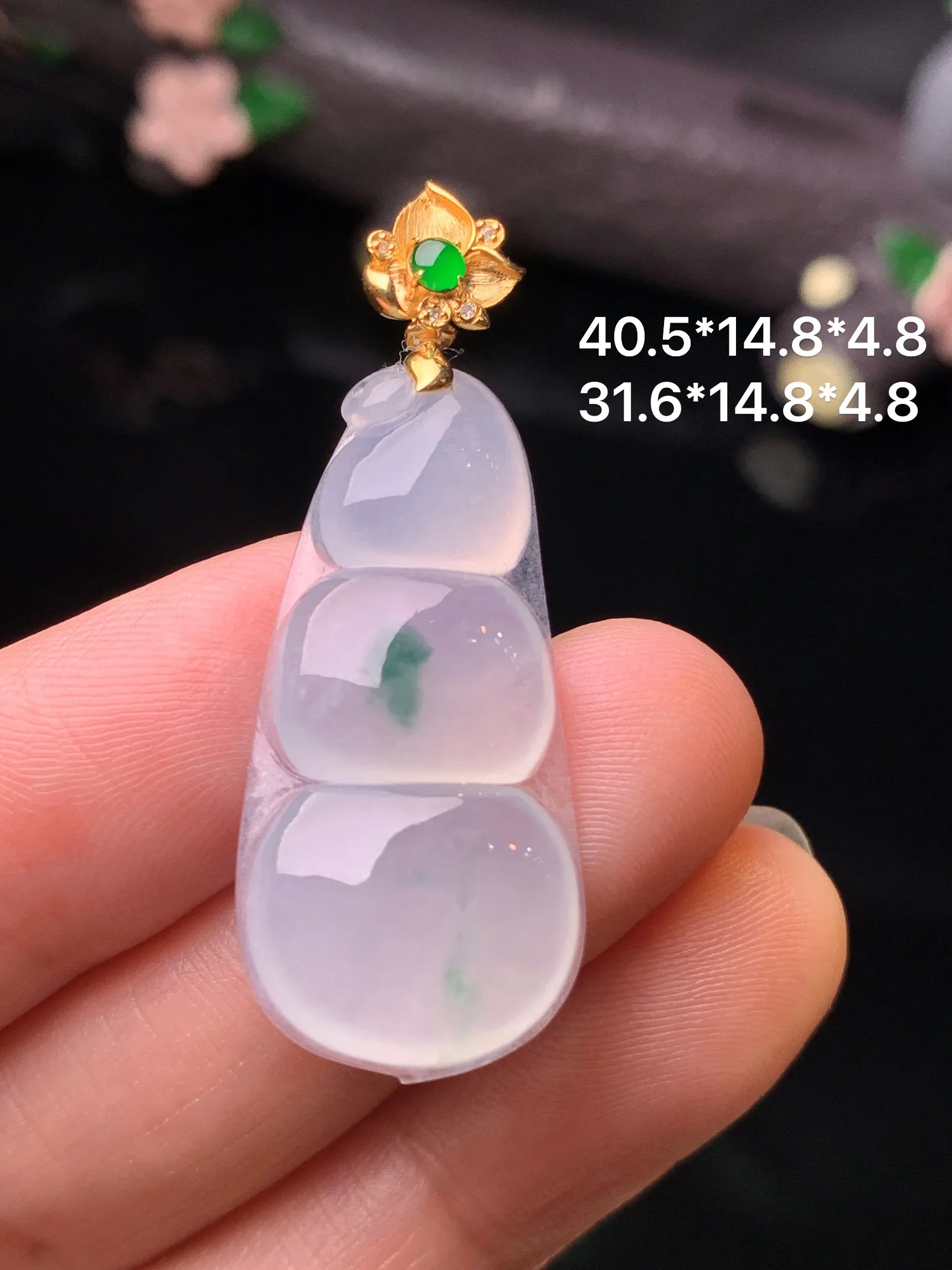 18k金镶嵌冰种四季豆吊坠 玉质细腻 水润亮眼 色泽艳丽 整体尺寸40.5*14.8*4.8