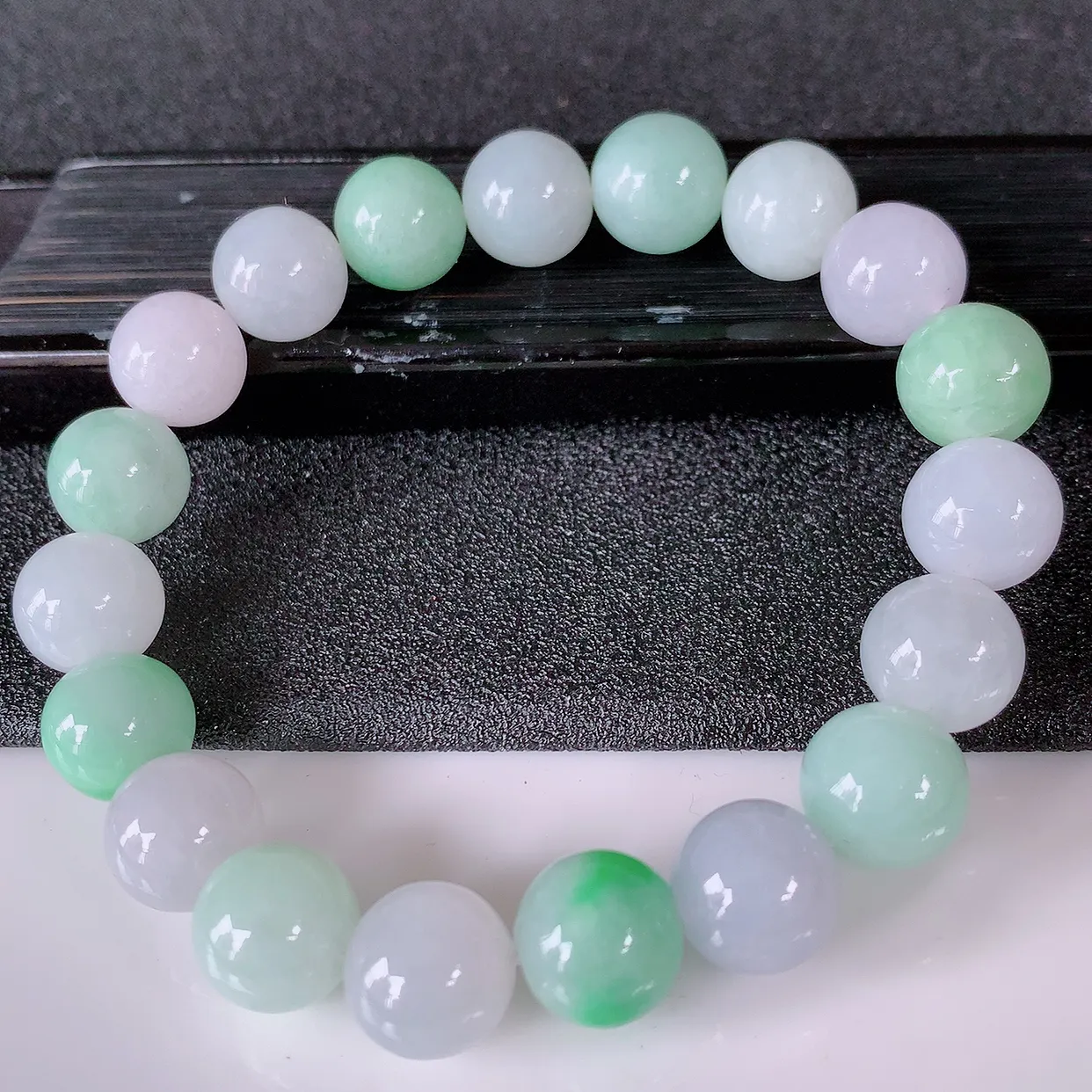 自然光实拍，冰润飘绿翡翠手链，多彩翡翠手串，颜色丰富，料子细腻，高档大气，自戴送礼佳品！#46.11取一尺寸10.2mm