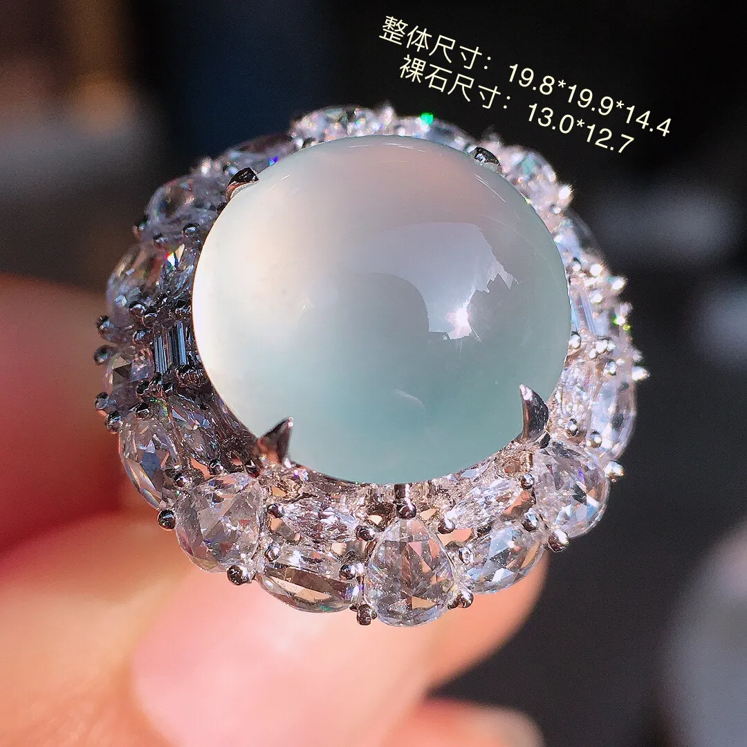 冰种蛋面戒指，玉质细腻，荧光感超
强，饱满圆润，尽显优雅气质，18k
金豪华镶嵌