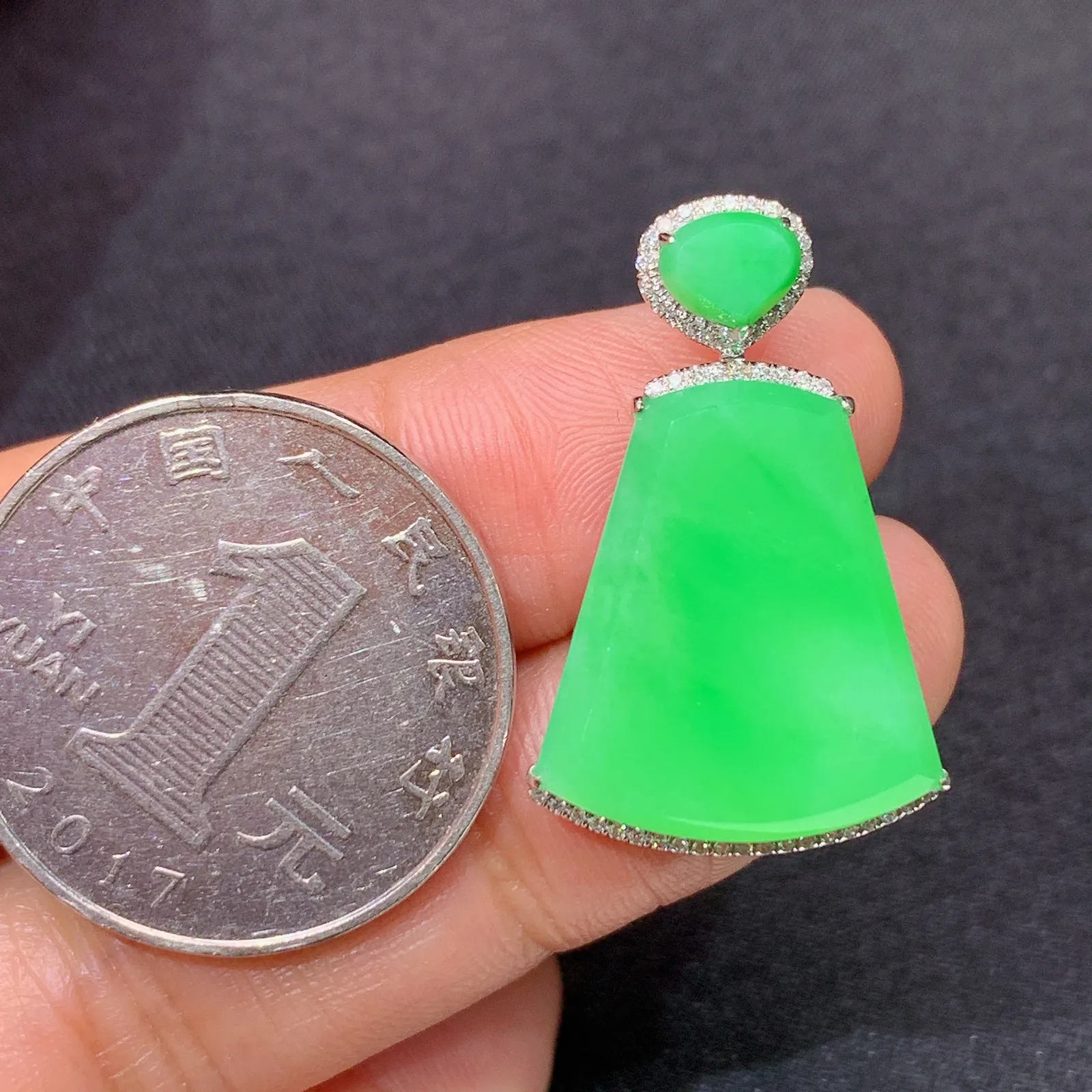 甜绿无事牌吊坠，18k金镶嵌，冰润色阳，种老水足 xu 尺寸28.1*17.8*5.2