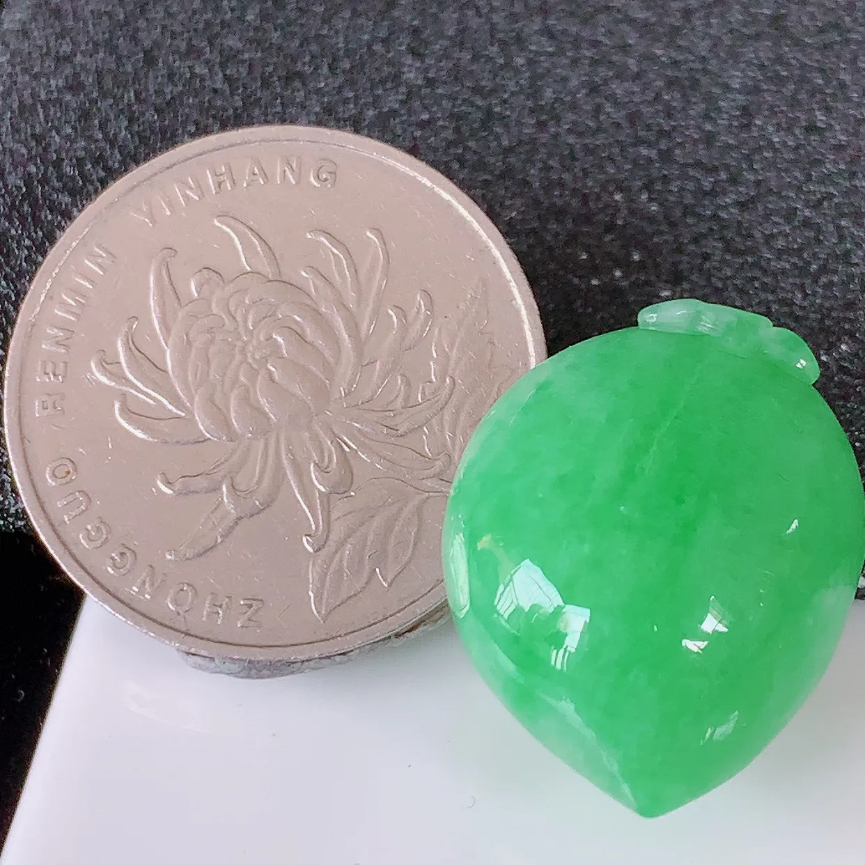 自然光实拍，冰润满绿翡翠福寿桃吊坠，富贵吉祥，长命百岁，肥肥润润的福寿桃讨喜极了，造型精巧，非常别致 #05.11