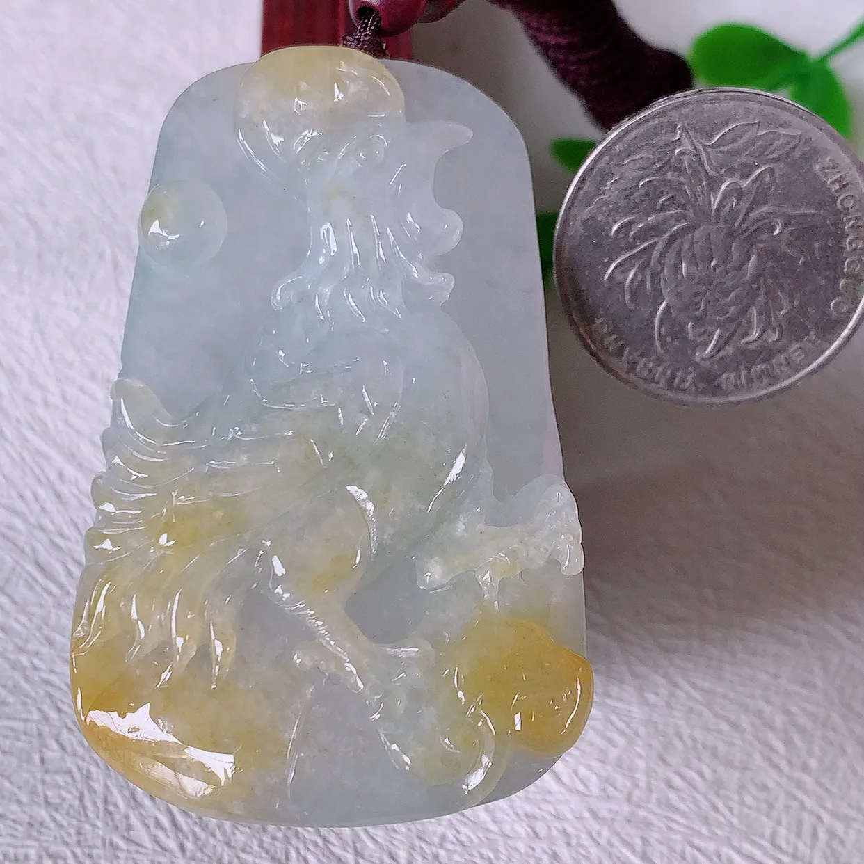 自然光实拍，水润黄翡双翡翠生肖鸡牌吊坠，翠色灵动，玉质细腻，颜色漂亮，品相佳，佩戴佳品！#46.11